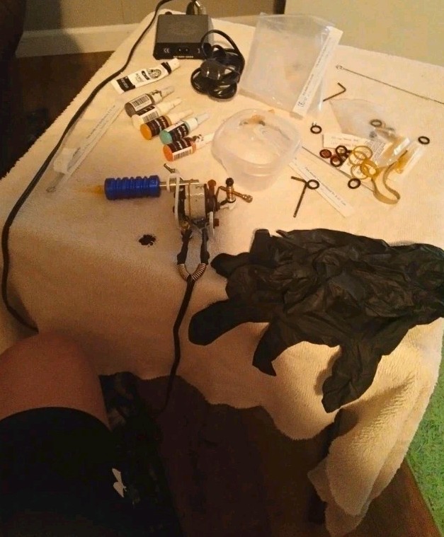 Complete Tattoo Kit w/ Machine, Power Supply, Clip Cord, Grips & Ink Complete Tattoo Kit w/ Machine, Power Supply, Clip Cord, Grips & Ink