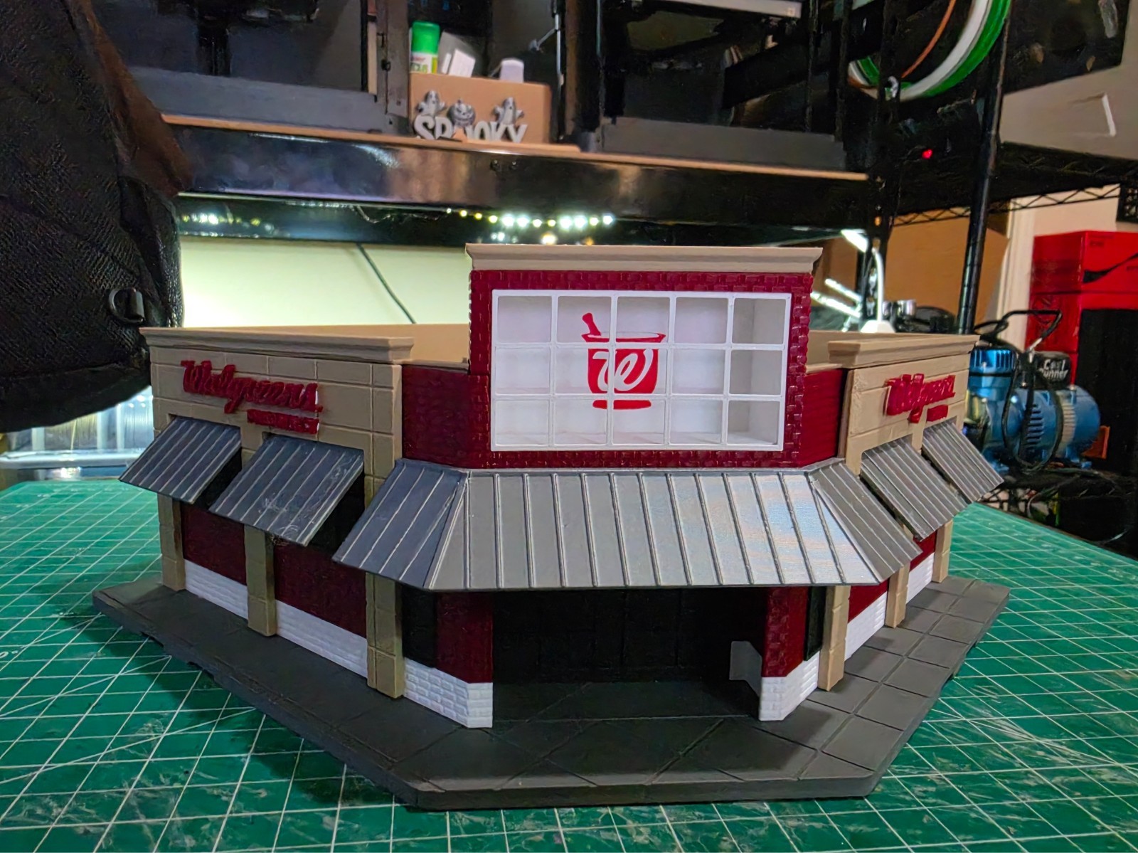 FAMOUS PHARMACY ASSEMBLED PRINT ON DEMAND S SCALE BUILDING/DIORAMA