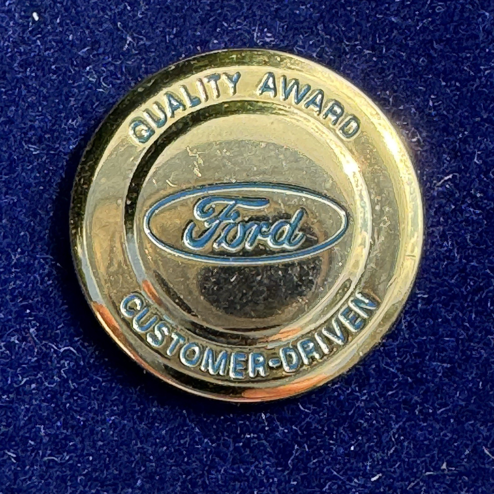 VTG Ford Customer Driven Quality Award Gold-Tone Lapel Hat Pin Collector\'s Item VTG Ford Customer Driven Quality Award Gold-Tone Lapel Hat Pin Collector\'s Item