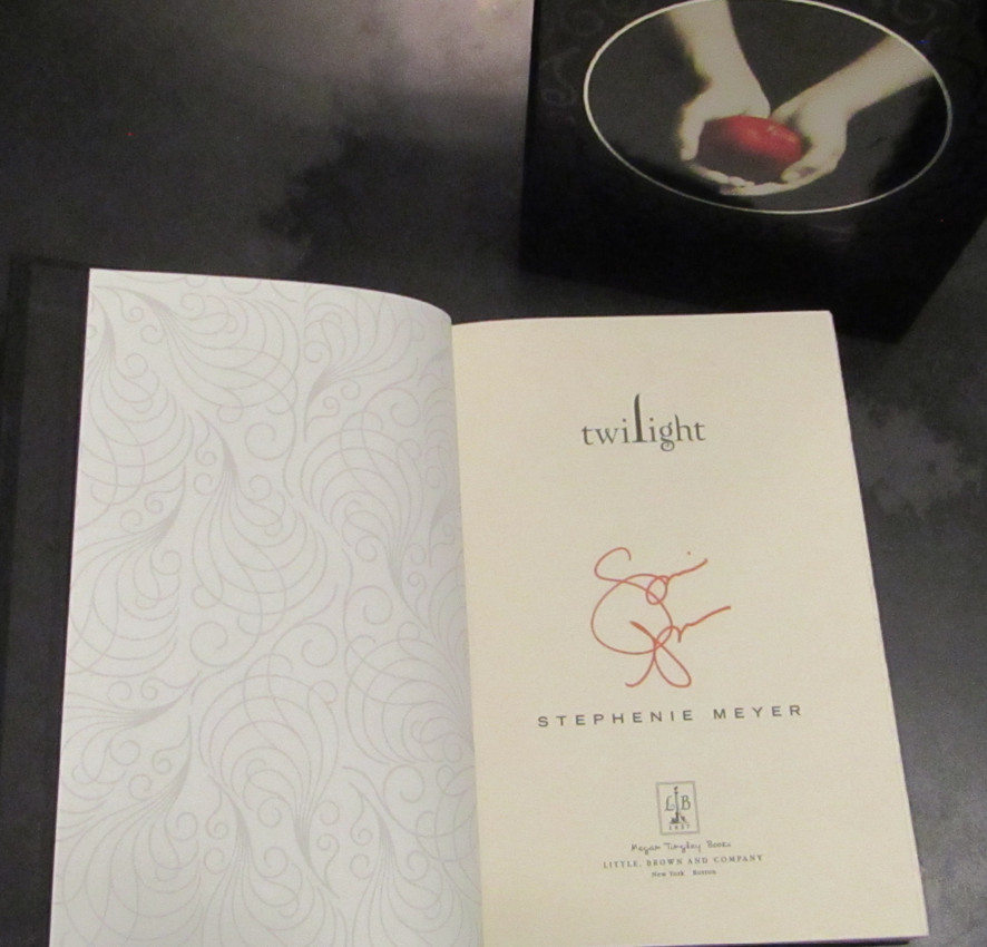 Twilight First Collector\'s Facsimile*SIGNED by Stephenie Meyer 1st Print $75.00