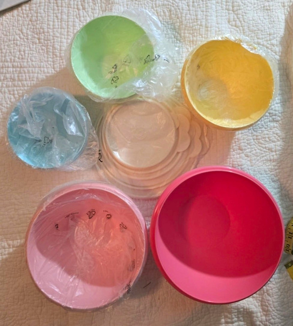 New In Box Tupperware 10-Pc Wonderlier Nesting Bowl Set - Retro Pastel Colors New In Box Tupperware 10-Pc Wonderlier Nesting Bowl Set - Retro Pastel Colors