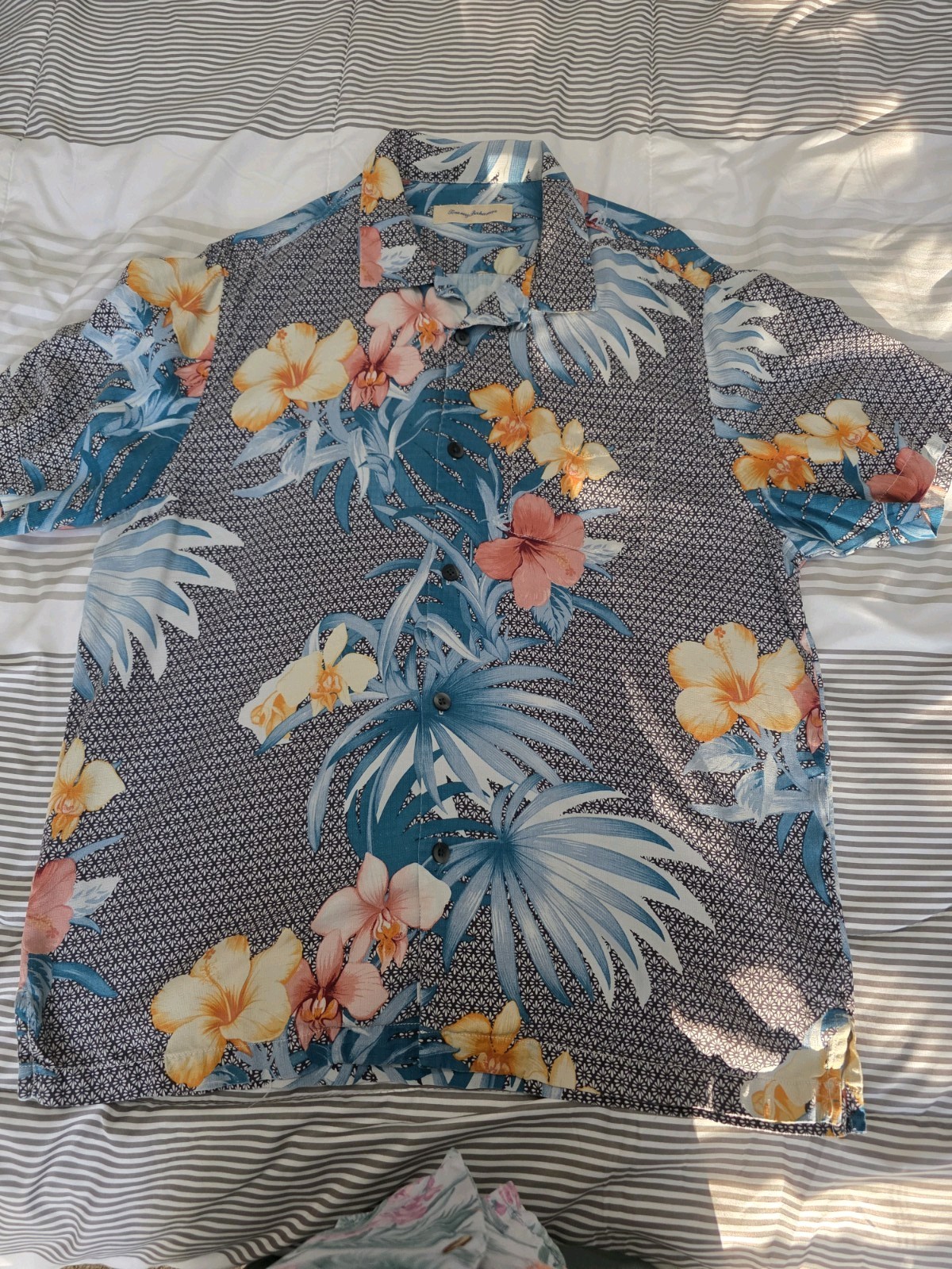 Tommy Bahama Men\'s Short Sleeve L Black/Blue/Floral - 100% Silk Tommy Bahama Men\'s Short Sleeve L Black/Blue/Floral - 100% Silk