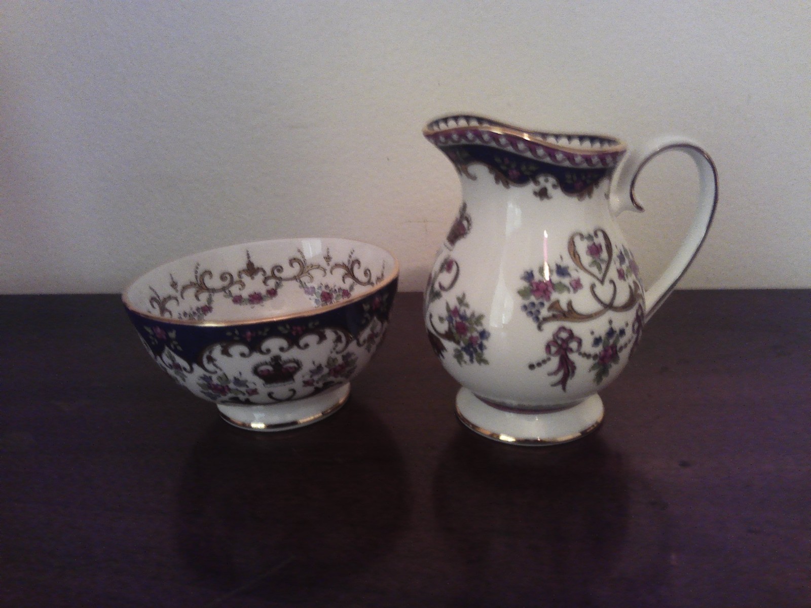 ROYAL COLLECTION TRUST ENGLAND QUEEN VICTORIA CREAM AND SUGAR SET UNUSED ROYAL COLLECTION TRUST ENGLAND QUEEN VICTORIA CREAM AND SUGAR SET UNUSED