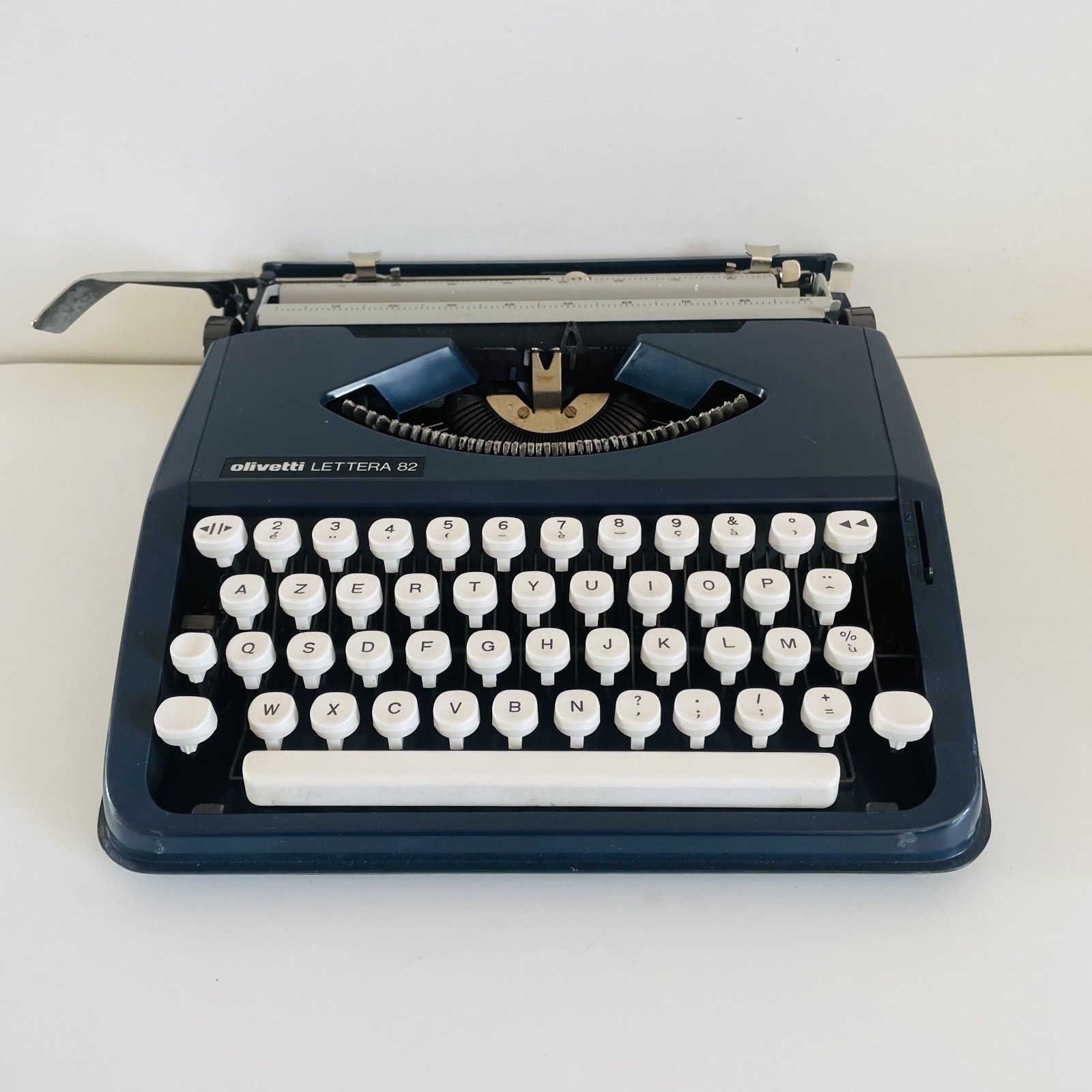 Olivetti Lettera 82 Midnight Blue Azerty Typewriter with Briefcase and Pouch Olivetti Lettera 82 Midnight Blue Azerty Typewriter with Briefcase and Pouch