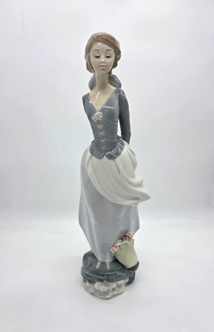 Vintage Lladro Sea Breeze Figurine 4922 Wind Blown Girl Flower Basket Gloss