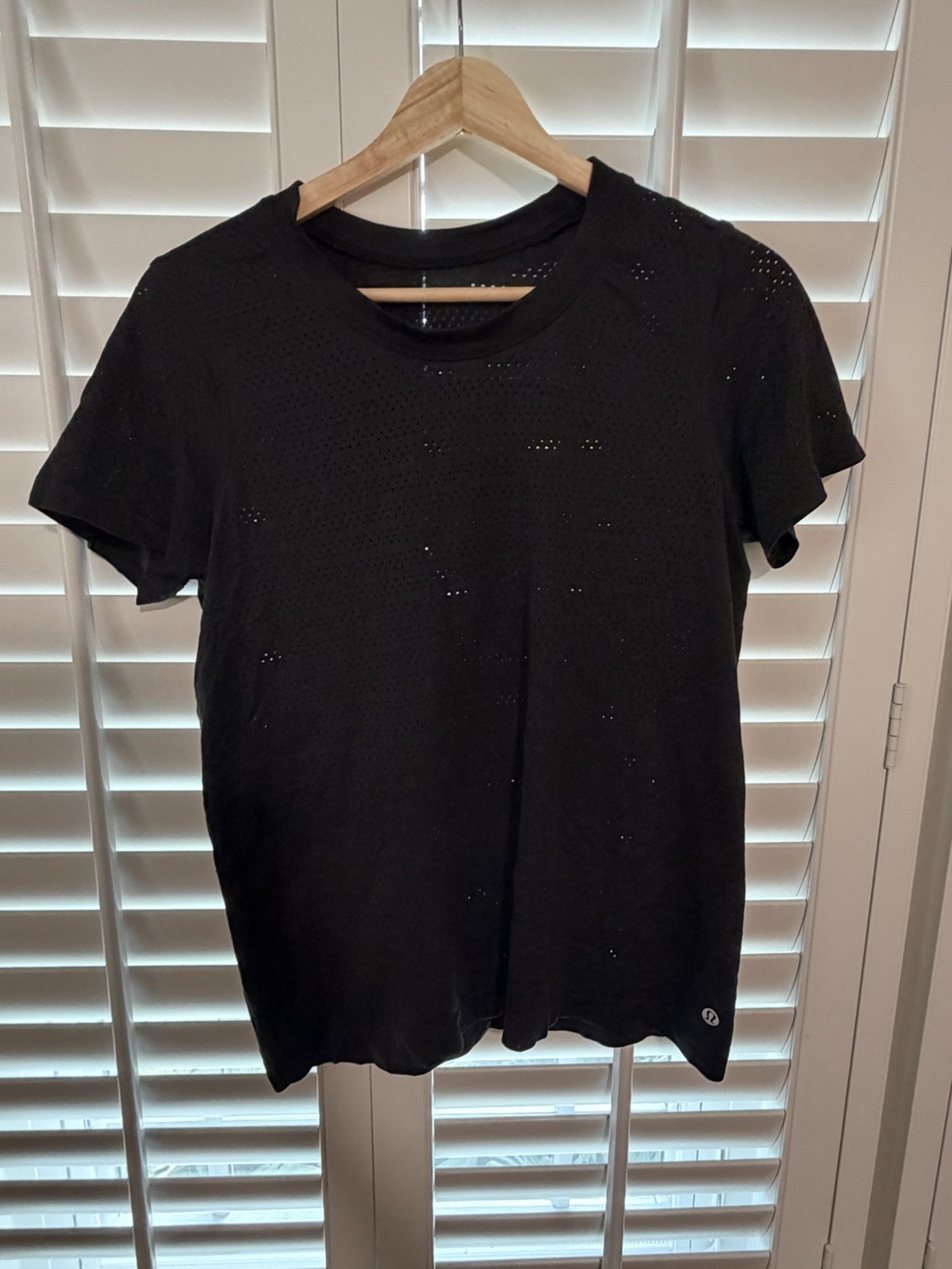 Lululemon Women’s Black Perforated Shirt Size Medium