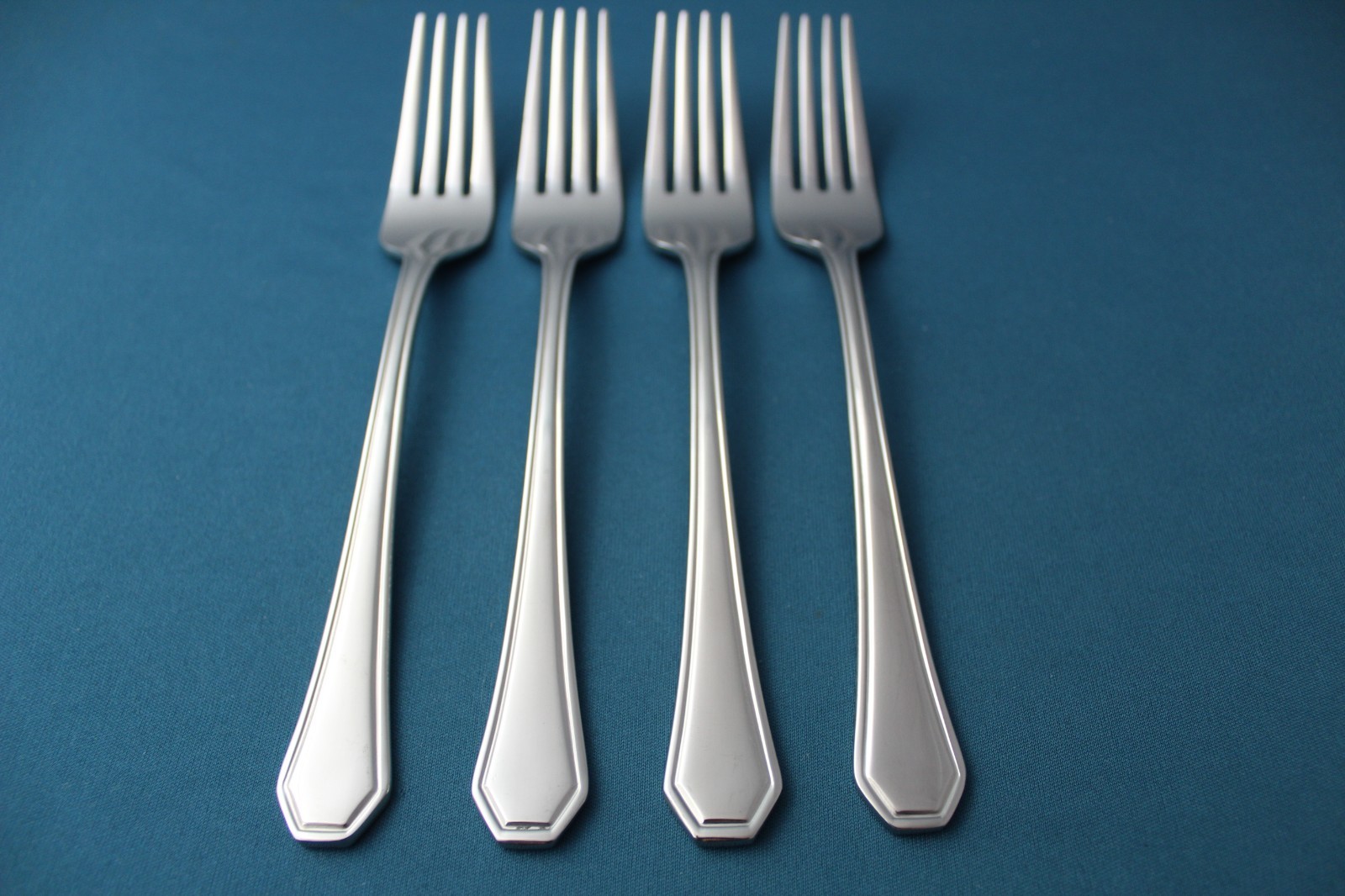 Wallace CASINO Dinner Forks (Set of 4) 18/10 Stainless China NEW 8 1/4