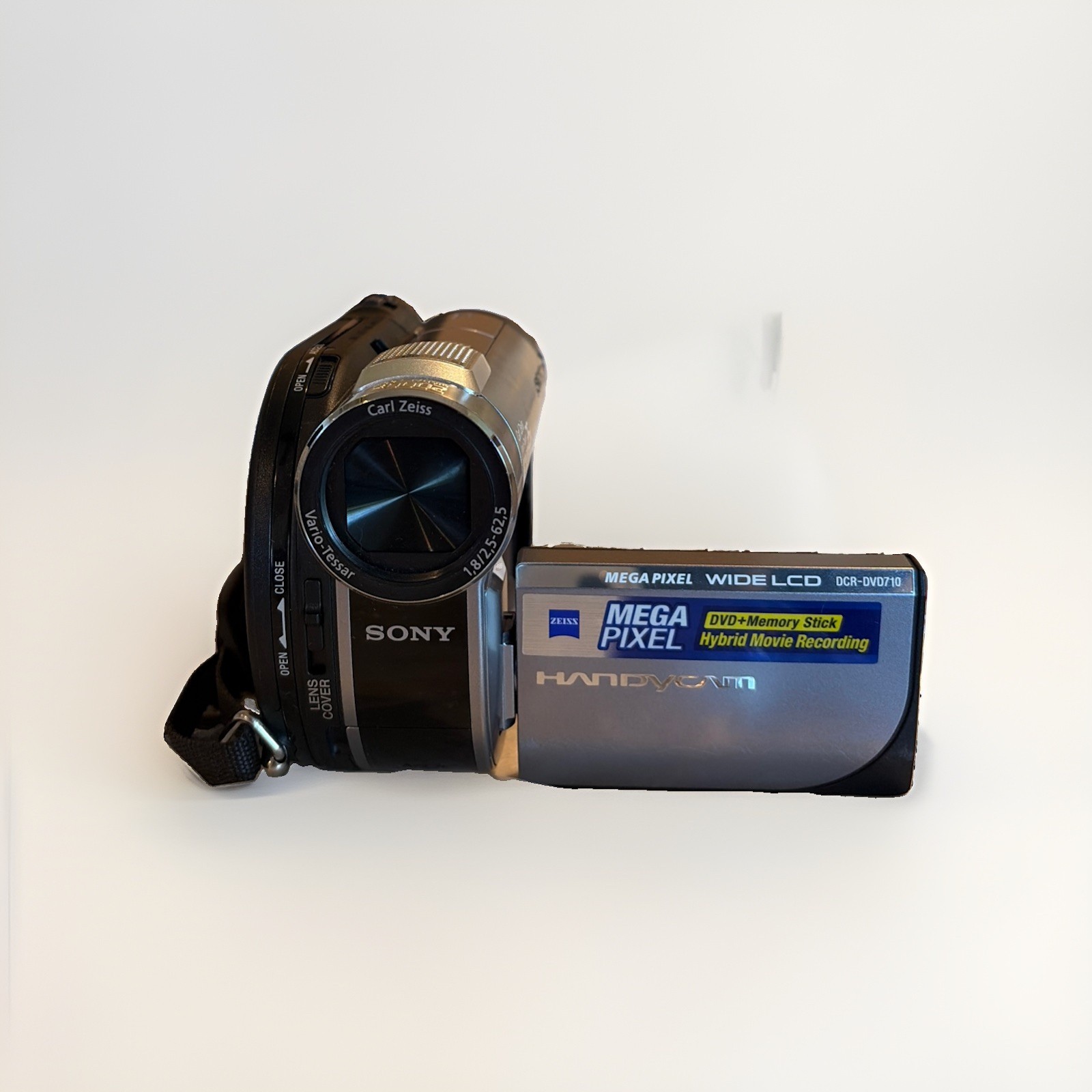Sony DCR-DVD710 Handycam Video Camera and Charger
