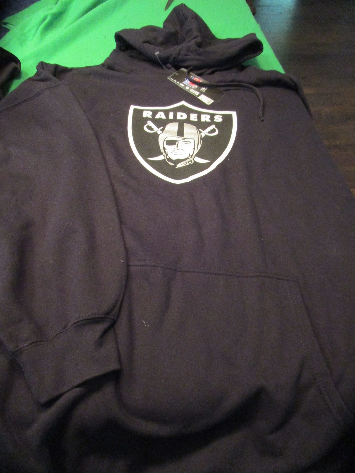 NWT MAJESTIC LAS VEGAS RAIDERS NFL FOOTBALL HOODED SWEATSHIRT BLACK MENS 6XL NWT MAJESTIC LAS VEGAS RAIDERS NFL FOOTBALL HOODED SWEATSHIRT BLACK MENS 6XL