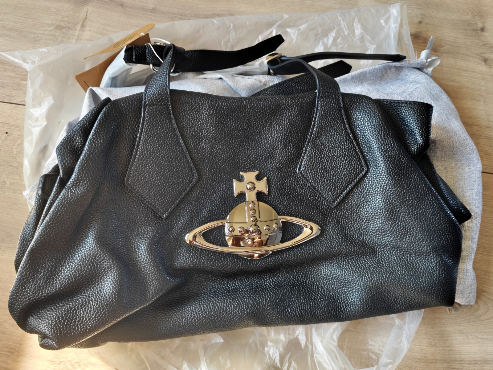 Vivienne Westwood Large Black Vegan Leather Giant Orb Shoulder Bag Vivienne Westwood Large Black Vegan Leather Giant Orb Shoulder Bag
