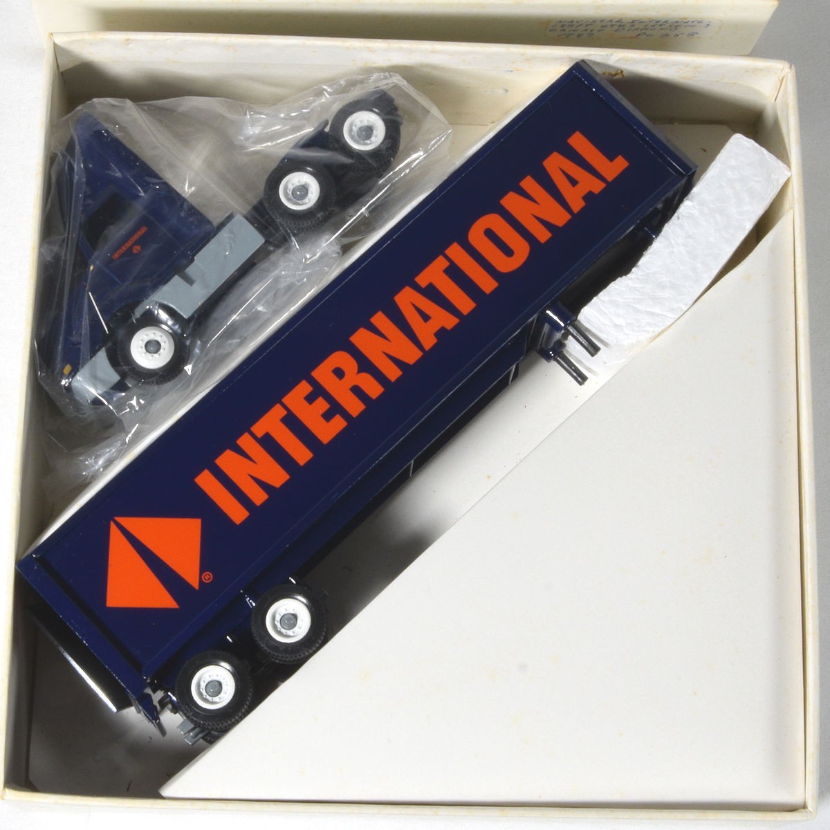 Vintage Winross International Navistar 1:64 Diecast Semi Truck and Trailer NEW