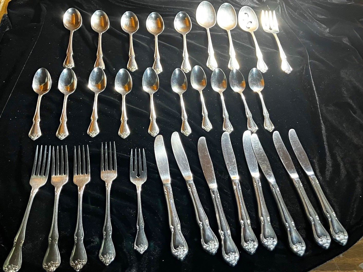 32 piece 1881 Roger’s Stainless Oneida LTD silverware ARBOR ROSE 32 piece 1881 Roger’s Stainless Oneida LTD silverware ARBOR ROSE