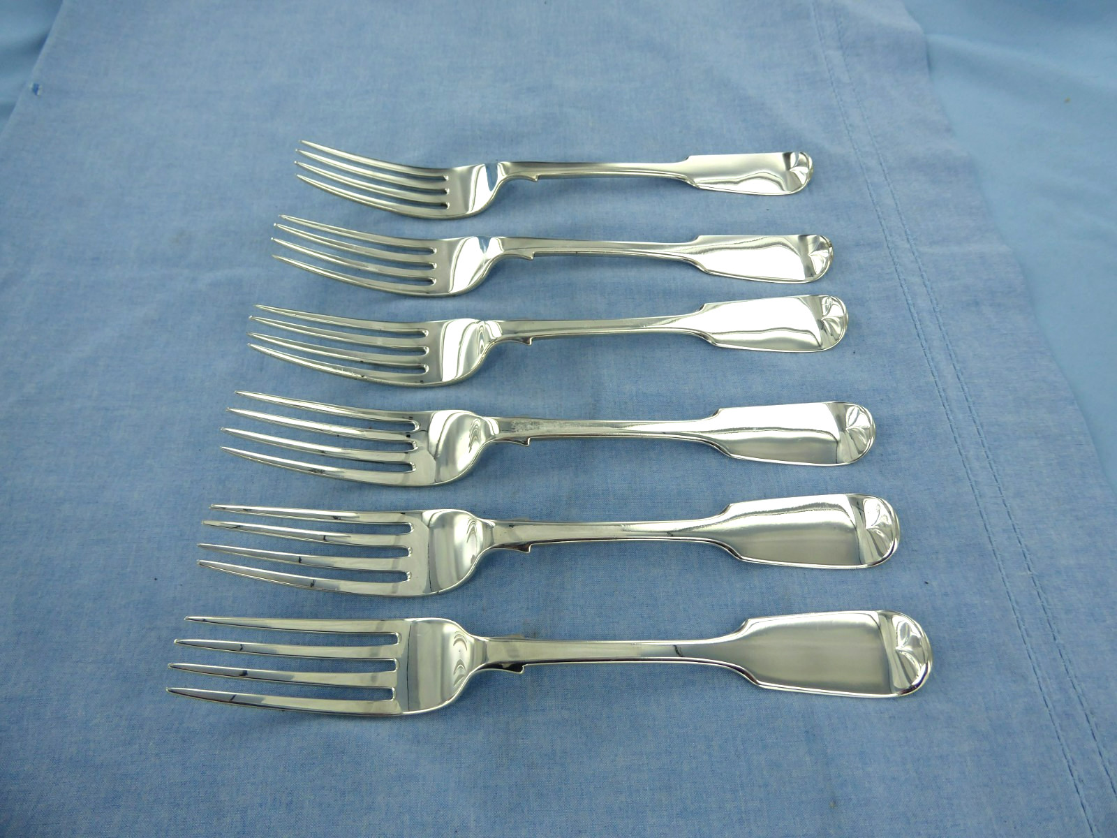 ANTIQUE STERLING SILVER SET OF SIX FIDDLE BACK DINNER FORKS LONDON 1851. ANTIQUE STERLING SILVER SET OF SIX FIDDLE BACK DINNER FORKS LONDON 1851.