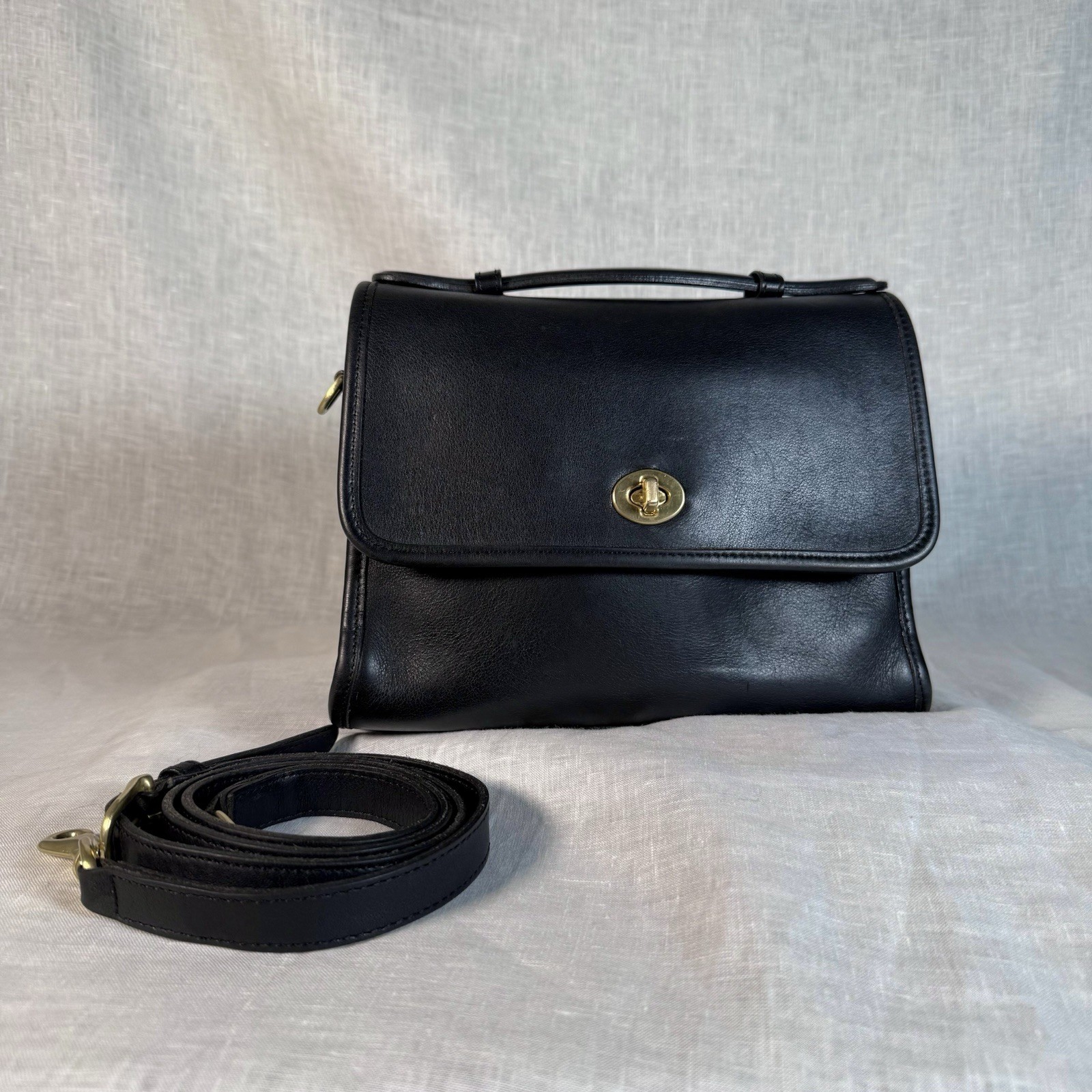 Read please Vintage Coach Black Leather Court Bag 9870 Crossbody Flap Top Handle