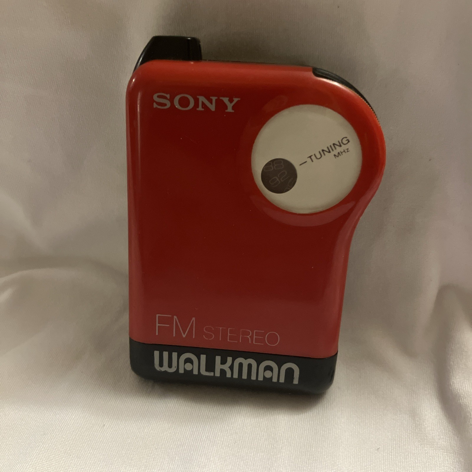 Vintage Sony FM Stereo Walkman Srf-26 belt clip  no headphones works 