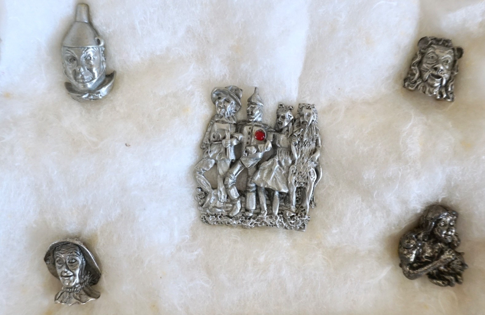 Vintage Rare Pewter Wizard of Oz 5 Pieces Pin Pinbacks Collectibles Set