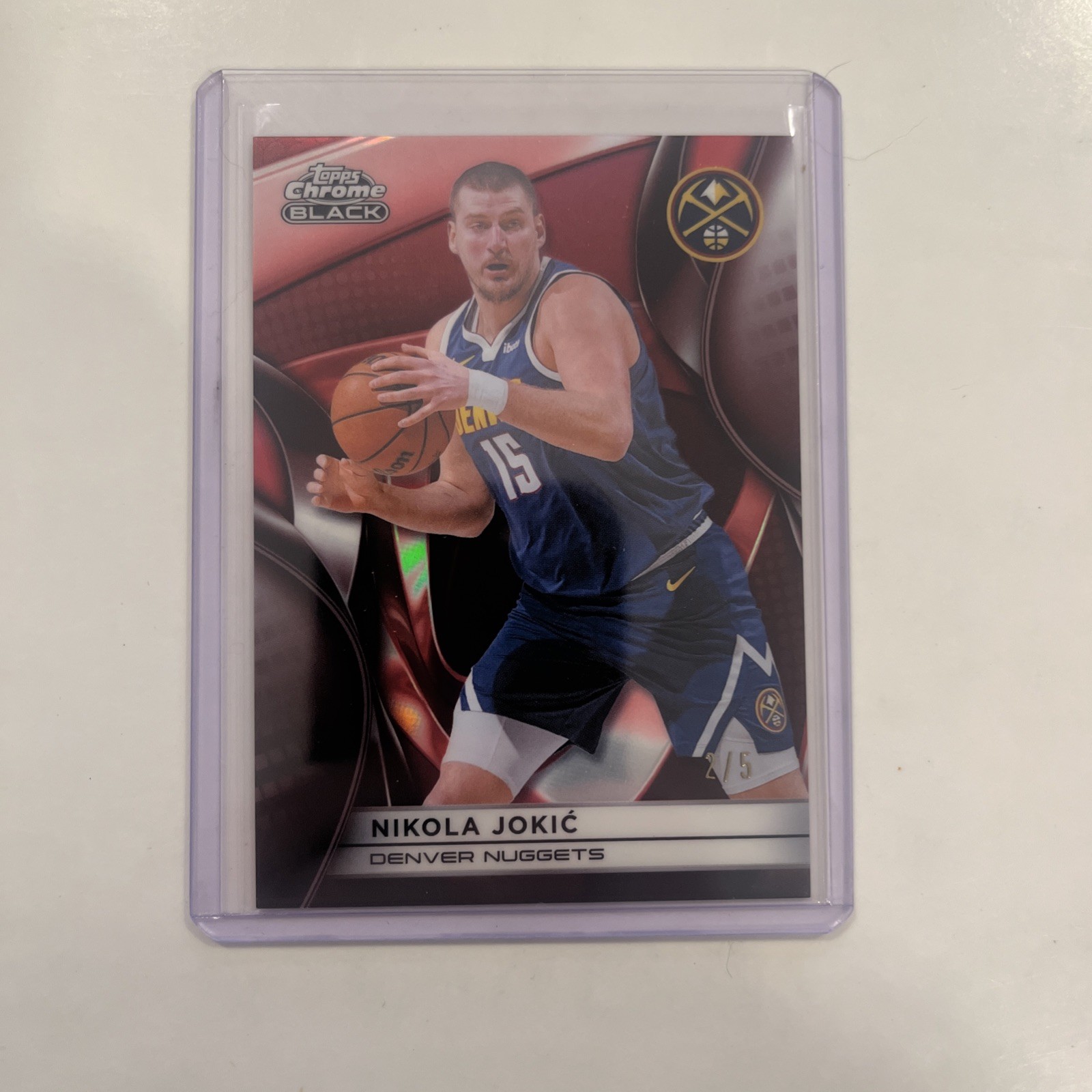 Topps 2025-26 Chrome Black - 2/5 Nikola Jokić Denver Nuggets #19 Red Refractor