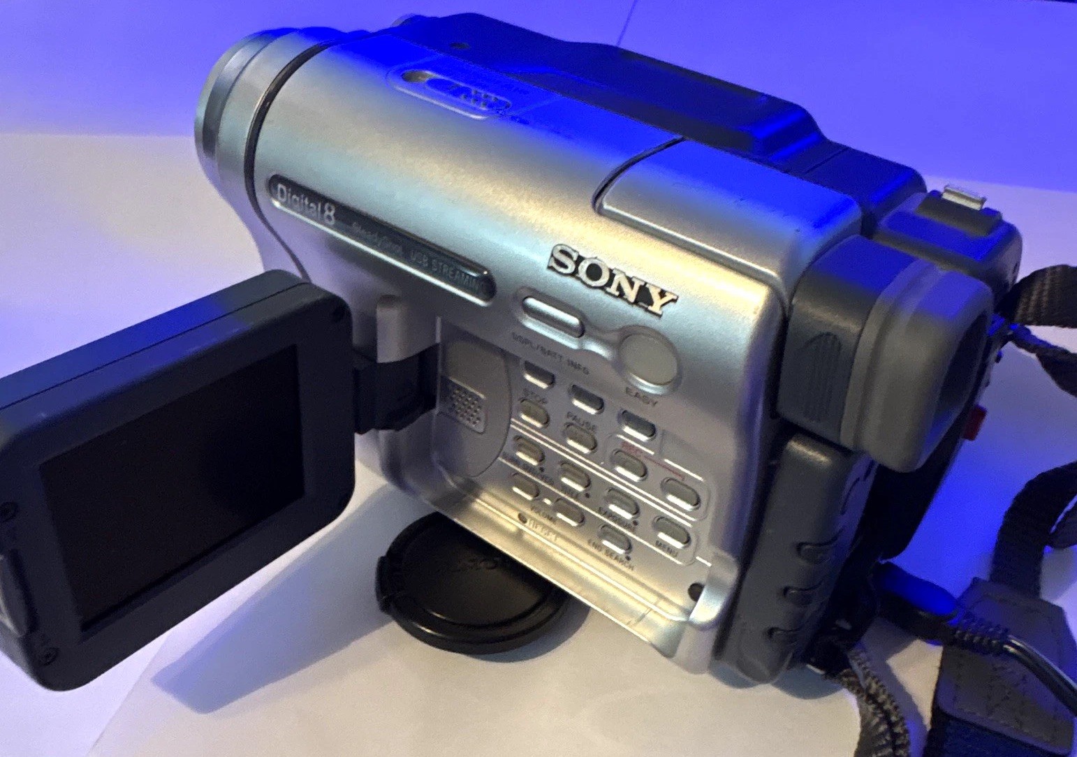Sony Handycam DCR-TRV260 Silver Digital8 Camcorder 20x zoom 2.5”LCD display Sony Handycam DCR-TRV260 Silver Digital8 Camcorder 20x zoom 2.5”LCD display