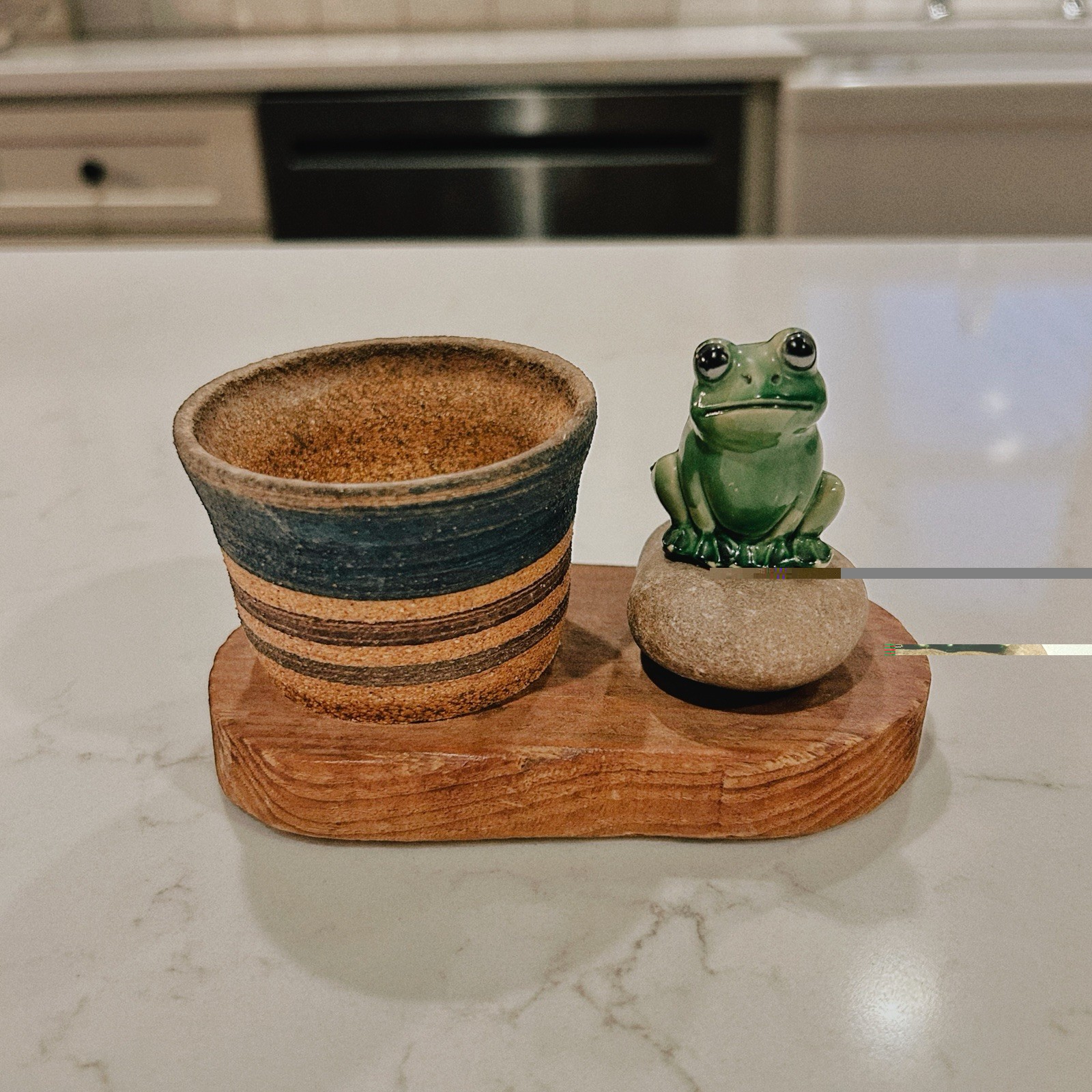 Vintage Green Frog on a Rock with Clay Pot Vintage Green Frog on a Rock with Clay Pot