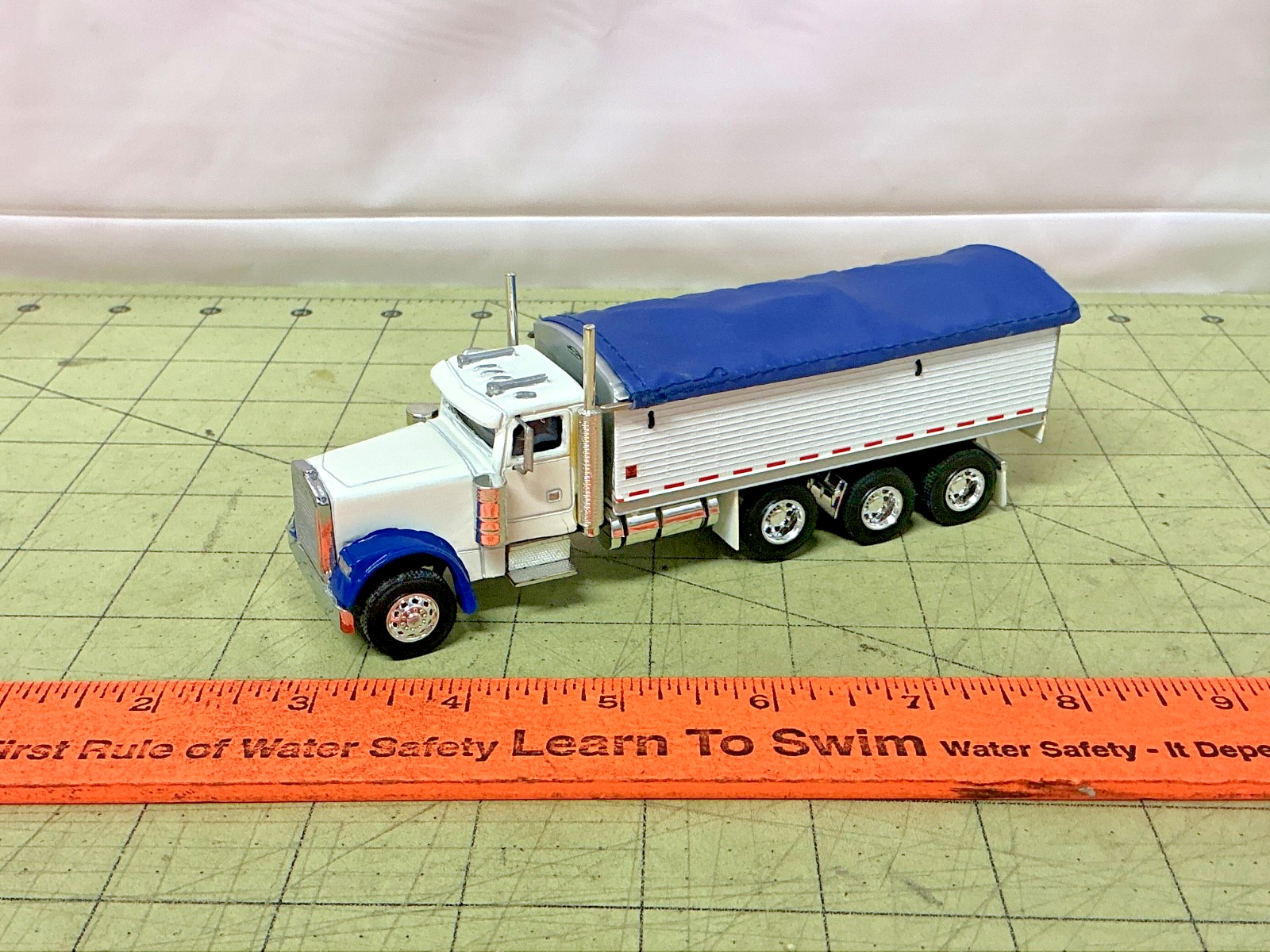 1/64 custom Freightliner tri-axle grain truck