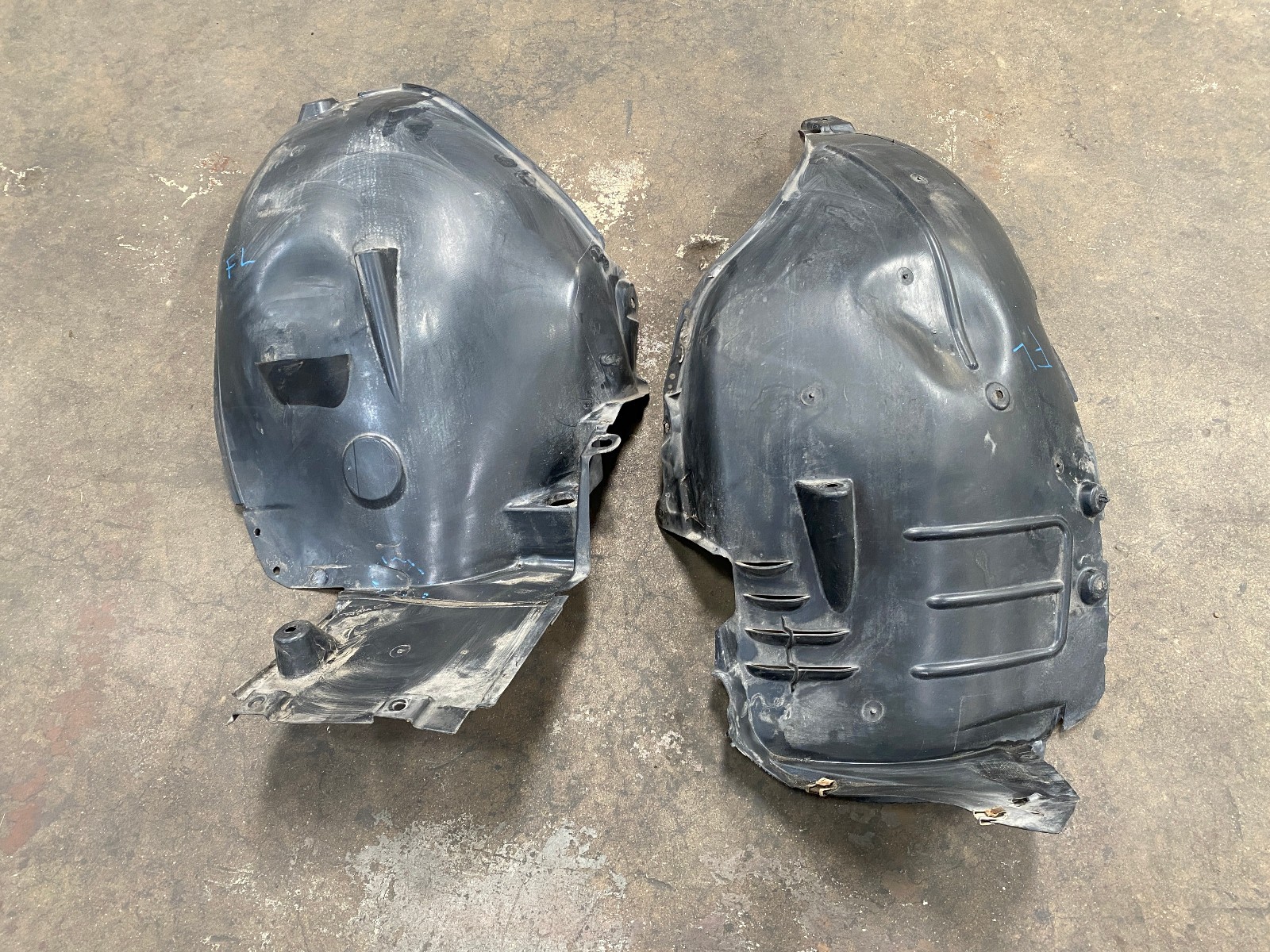 12-13 MERCEDES S550 W221 FRONT LEFT DRIVER SIDE FENDER SPLASH GAURD OEM C0.05