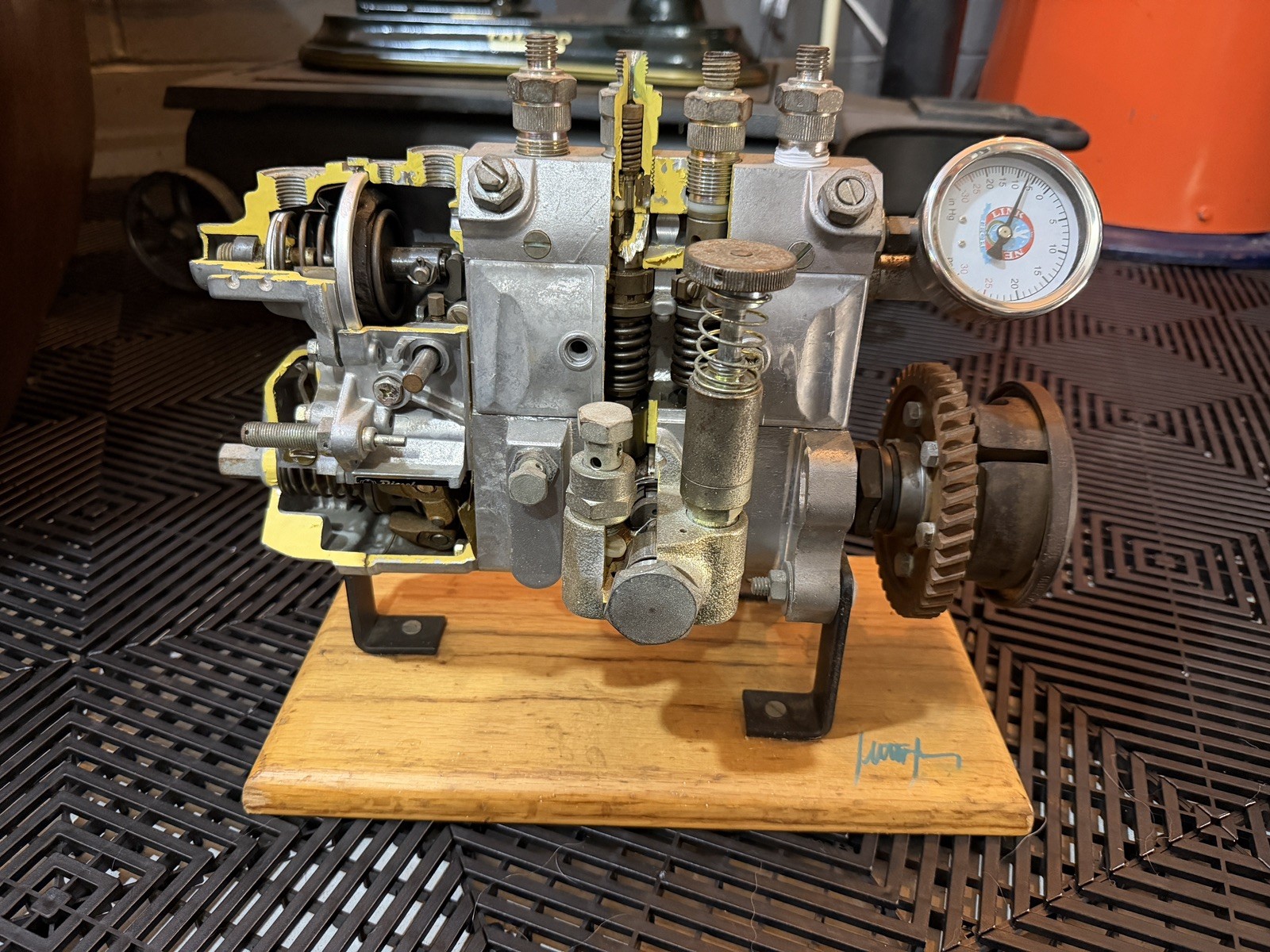 Vintage rare Diesel Kiki  4Cyl Fuel Inj. Pump Mech. Cutaway Training Display