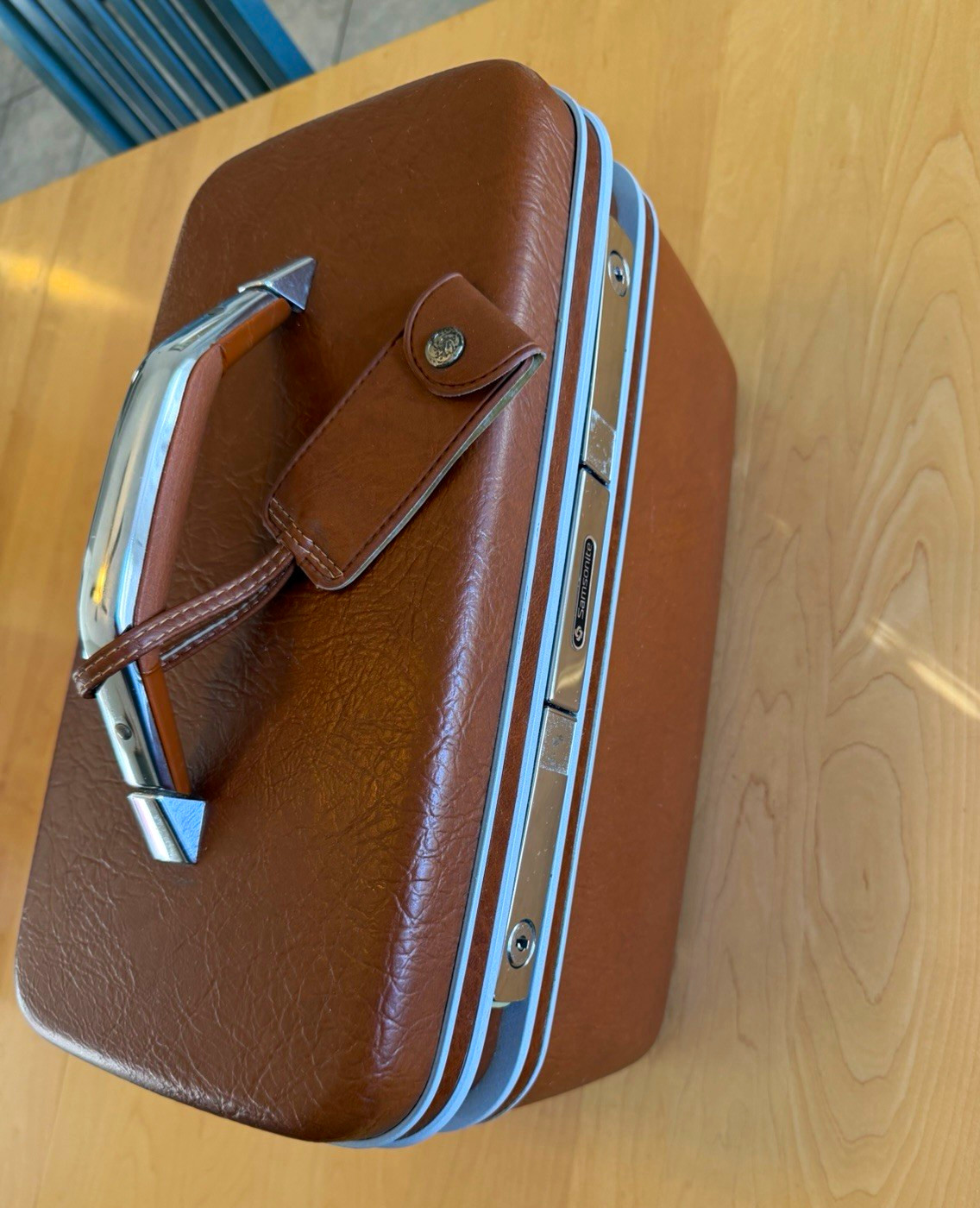 True Vintage 1970s Brown Vinyl Hard Train Vanity Case Mirror Locking Up to 40L