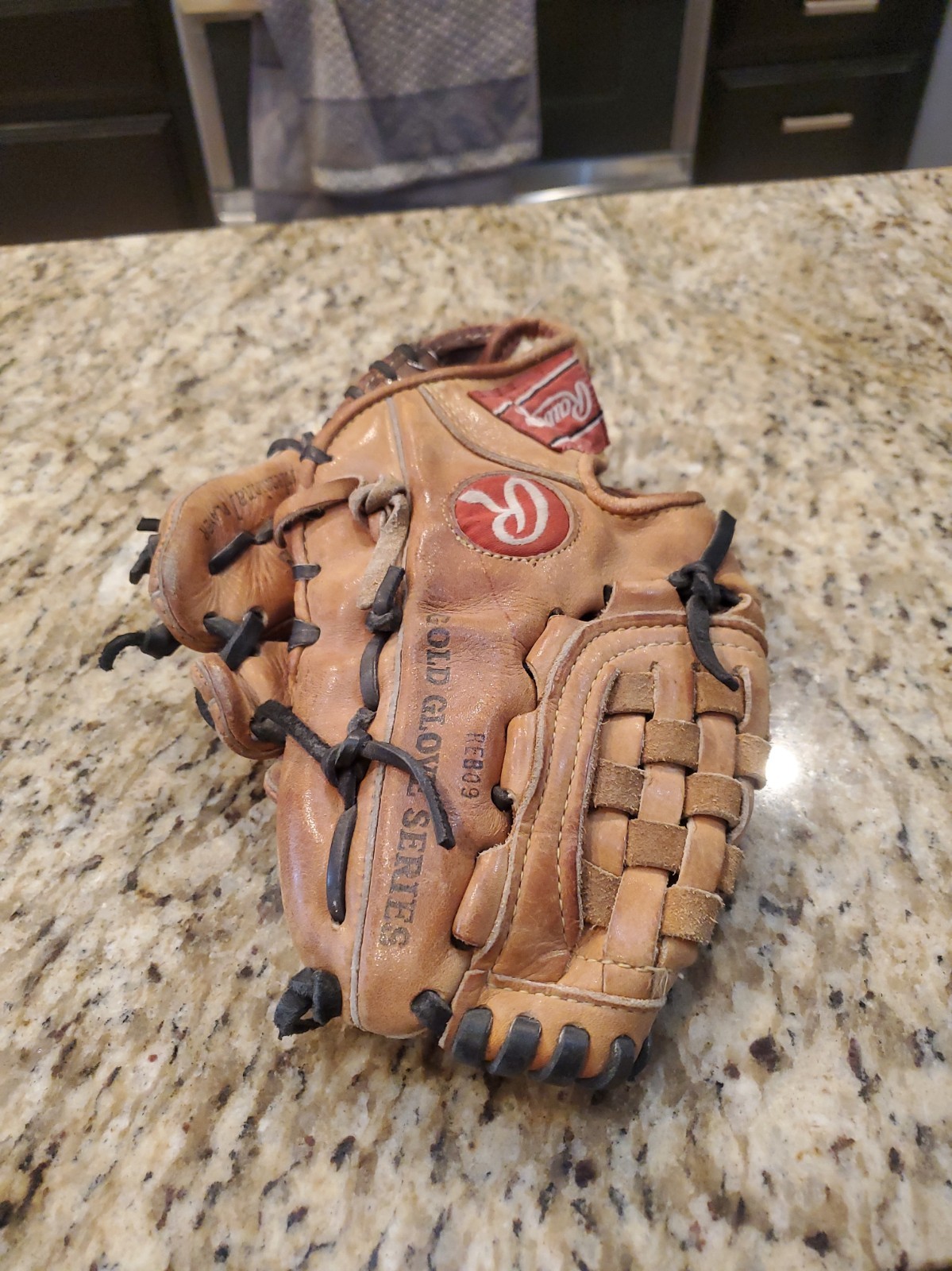 Rawlings Heart Of The Hide Pro 1000-B Glove. Right Hand Throw Rawlings Heart Of The Hide Pro 1000-B Glove. Right Hand Throw