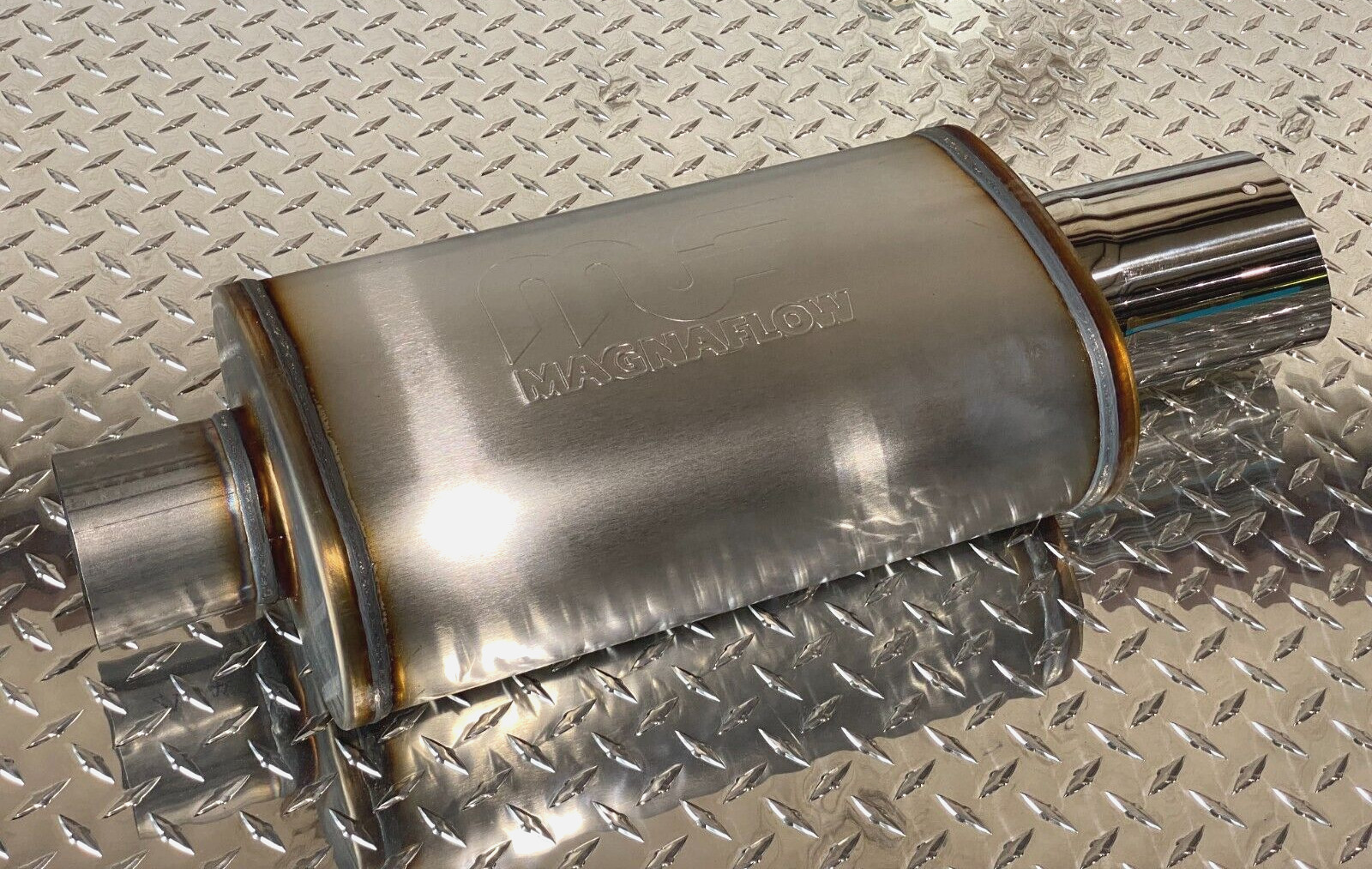 Magnaflow 14834 Mirror Finish Stainless Steel Universal Muffler w/ Tip (NEW) Magnaflow 14834 Mirror Finish Stainless Steel Universal Muffler w/ Tip (NEW)