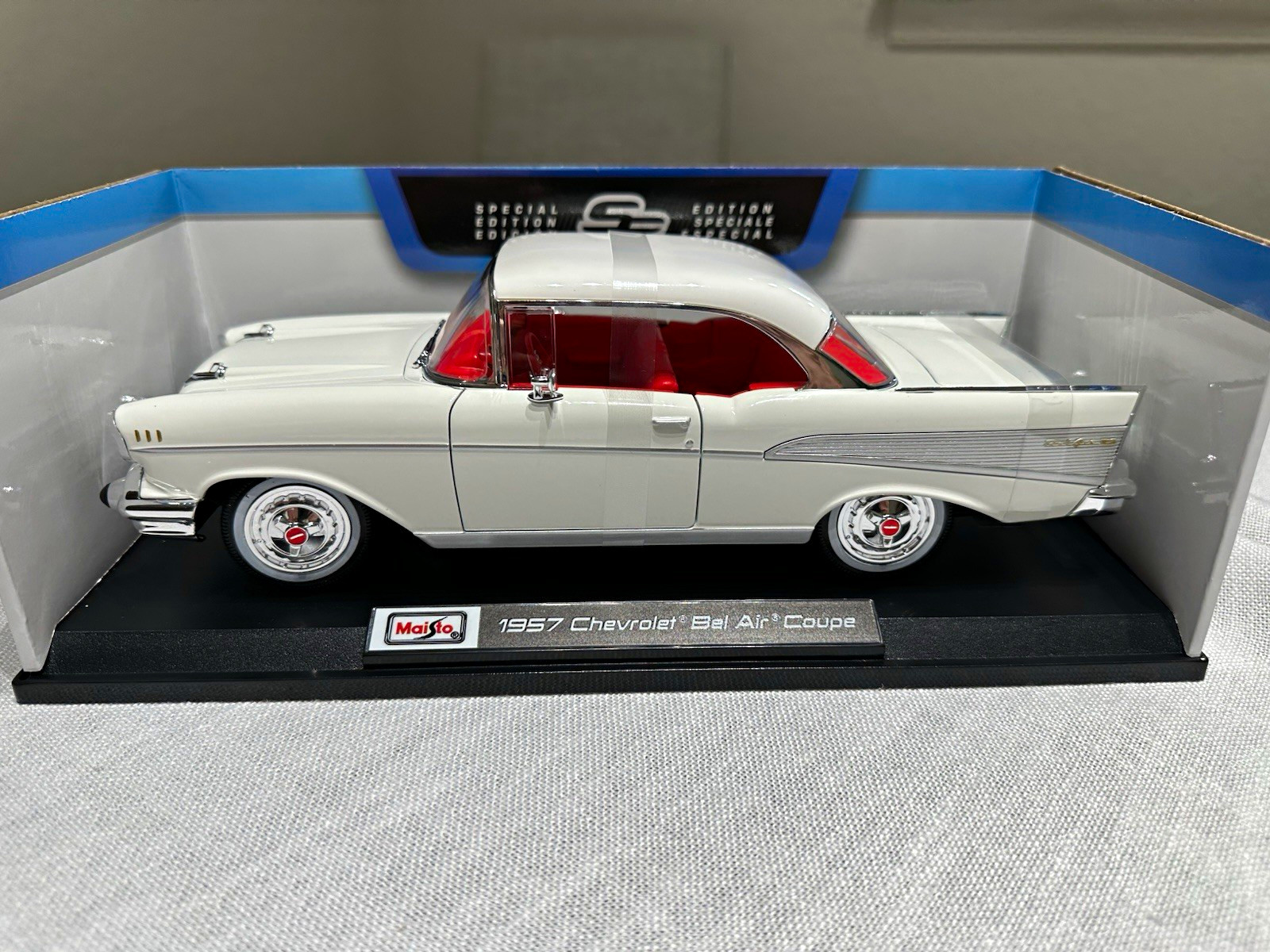 Maisto Special Edition 1:18 1957 Chevrolet Bel Air Coupe Diecast w/ Stand