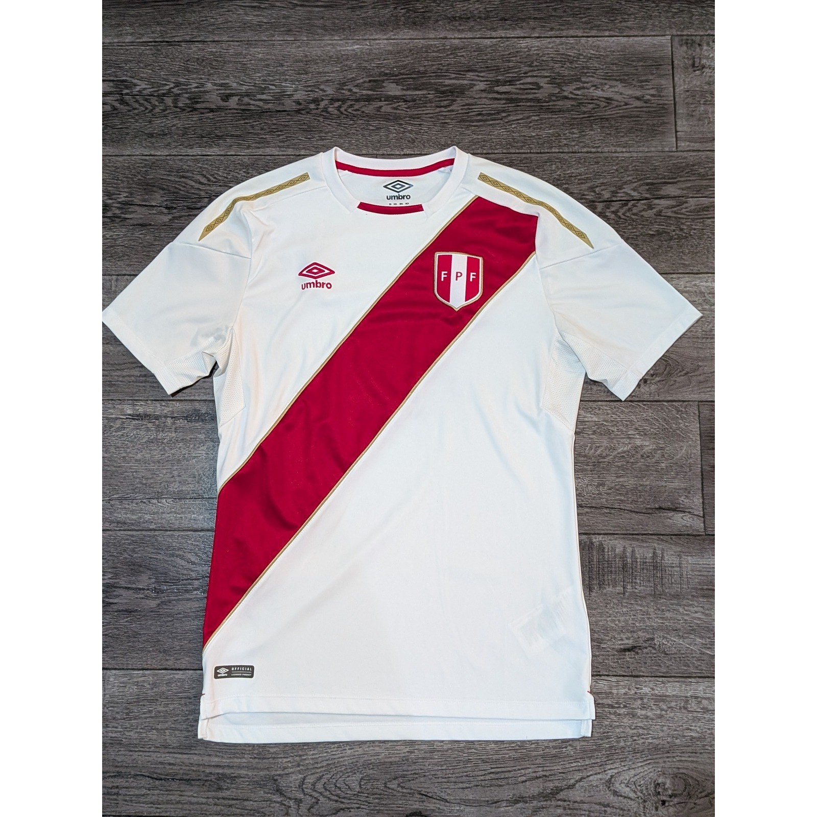 Umbro Peru National Team Home Jersey White Red Sash FPF Soccer Shirt Mens Medium Umbro Peru National Team Home Jersey White Red Sash FPF Soccer Shirt Mens Medium