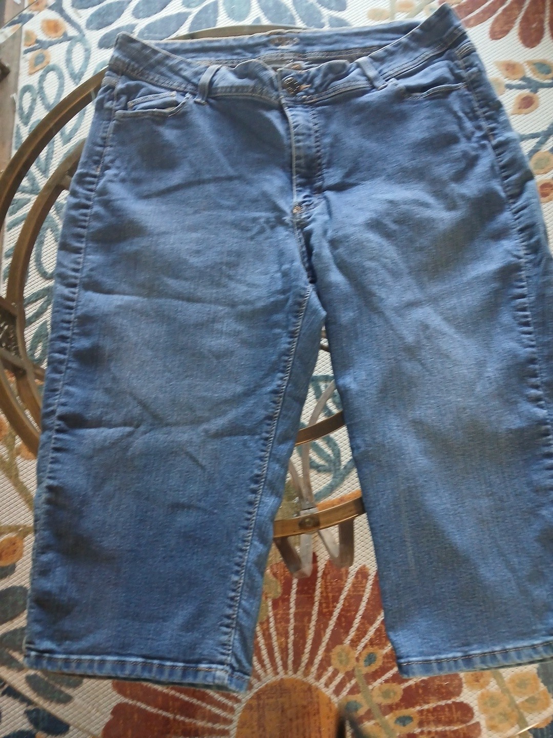 RIDERS BY LEE WOMEN\'S BLUE JEAN CAPRIS , STRETCH WAIST IN SIZE 18M