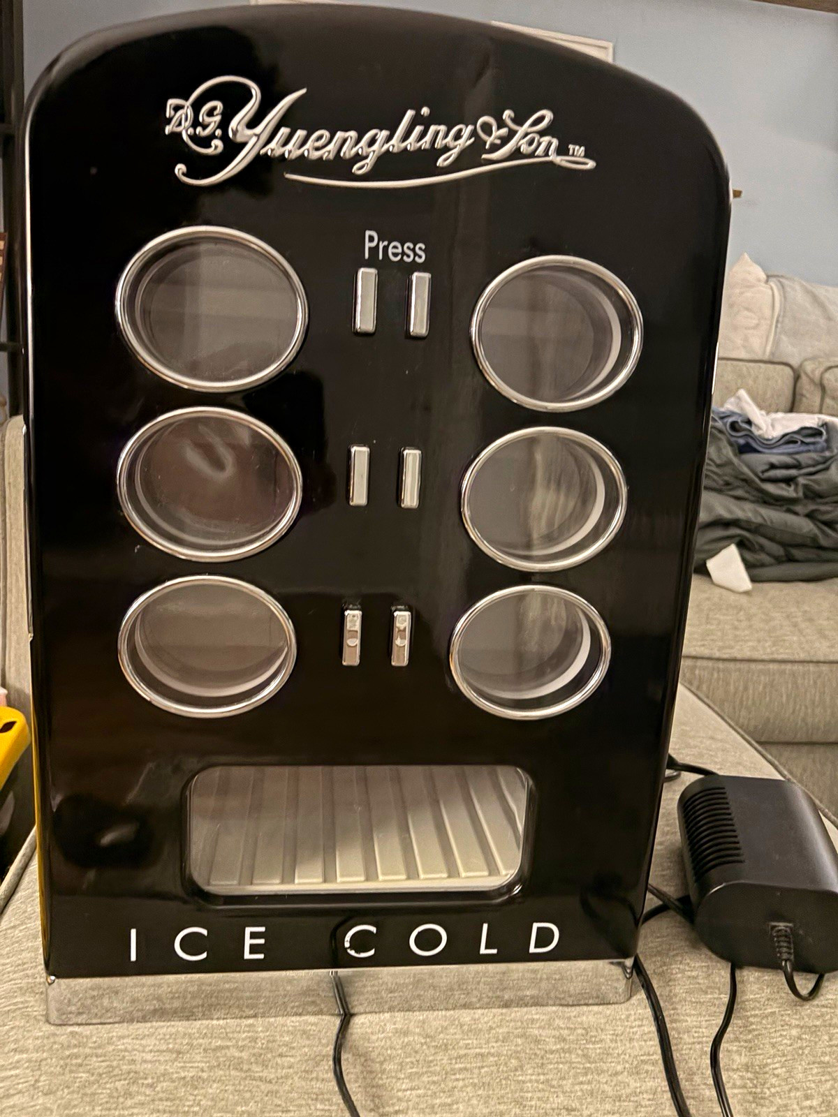 Yuengling DR-1 Tabletop Mini Fridge Thermoelectric Cooling Black 1 Door