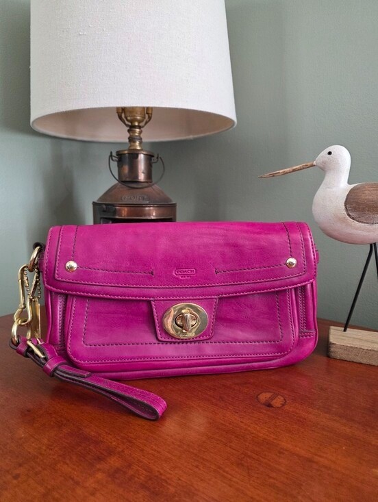 Coach 12450 Hamptons Lindsay Turnlock Clutch Magenta Leather Wristlet Y2K Coach 12450 Hamptons Lindsay Turnlock Clutch Magenta Leather Wristlet Y2K