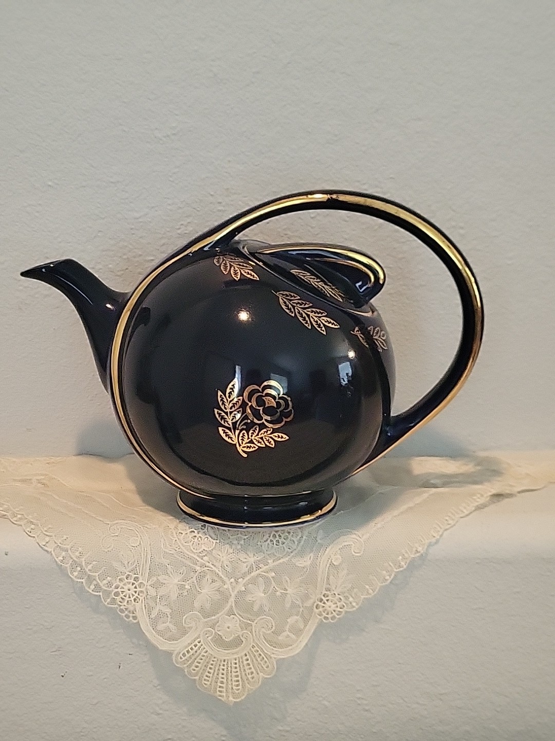 Vintage HALL China 6 Cup Airflow Teapot #0443 Cobalt Blue Gold Leaf Flower 1940s Vintage HALL China 6 Cup Airflow Teapot #0443 Cobalt Blue Gold Leaf Flower 1940s