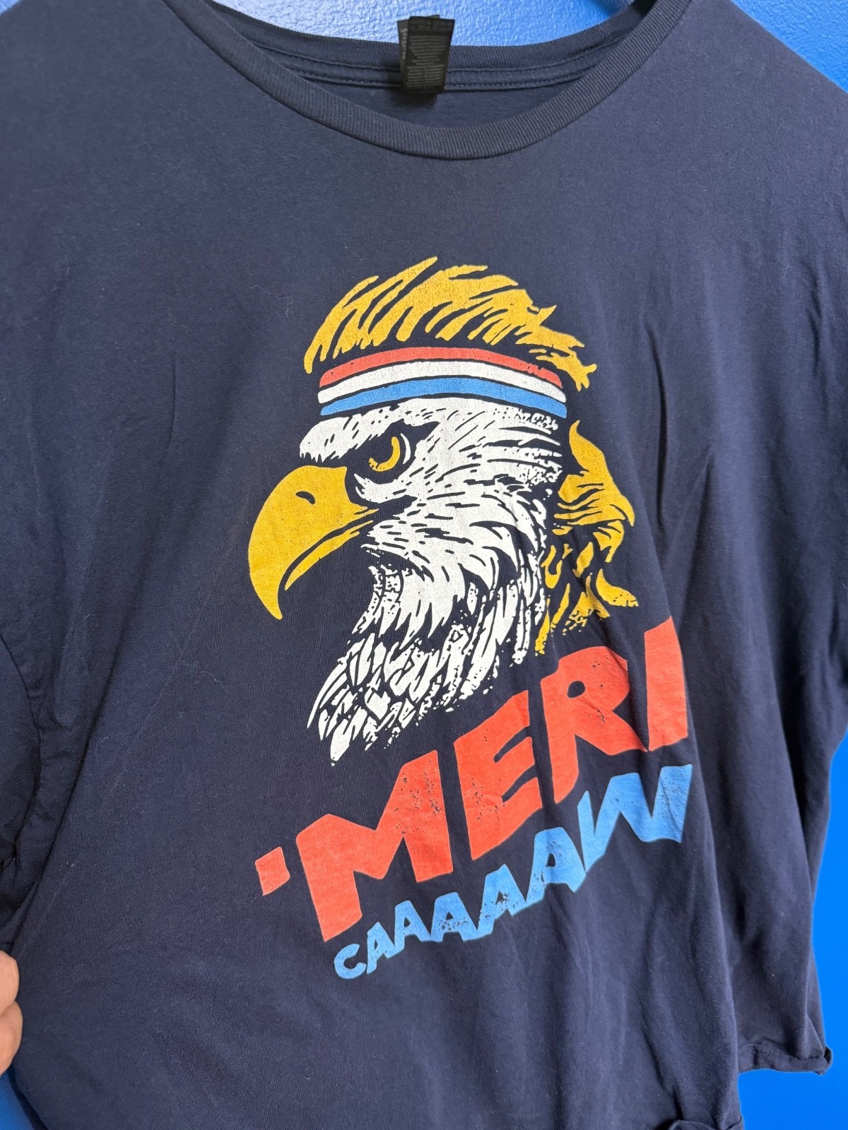 Gildan Softstyle men’s short-sleeve t-shirt in navy blue.