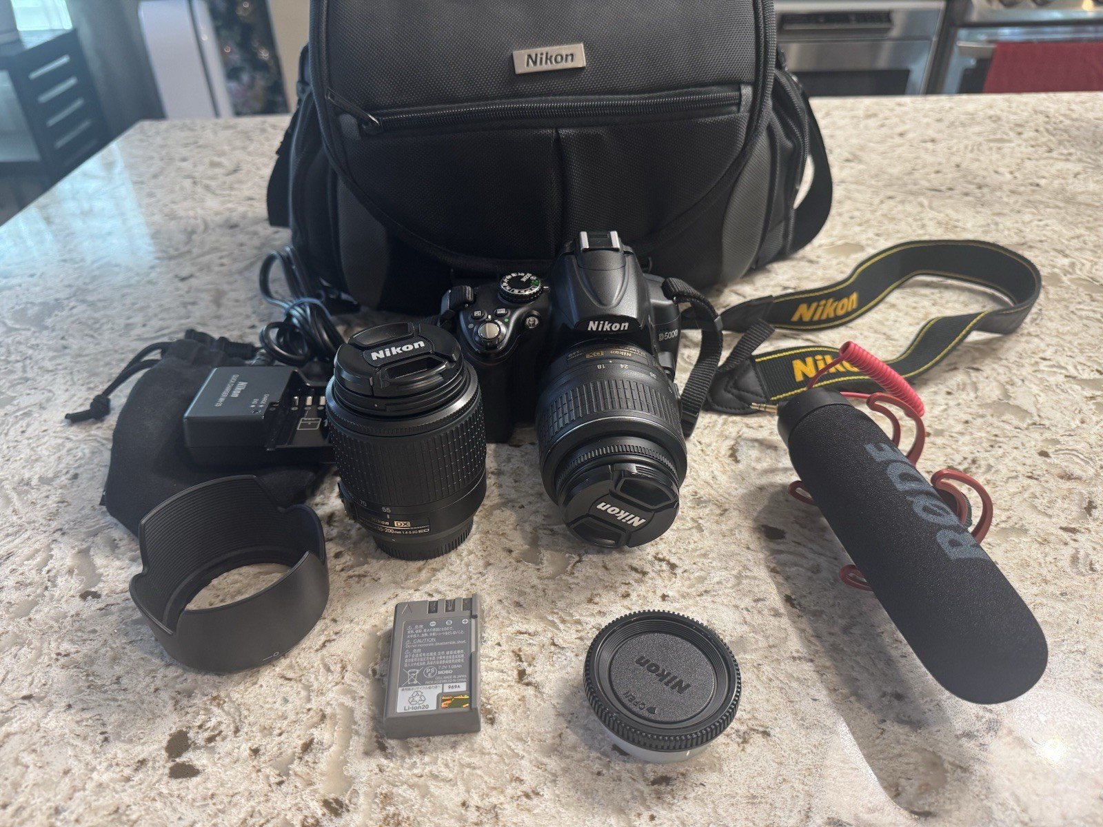 Nikon D5000 12.3MP Digital SLR Black w/ AF-S DX 18-55mm Lens, Bag