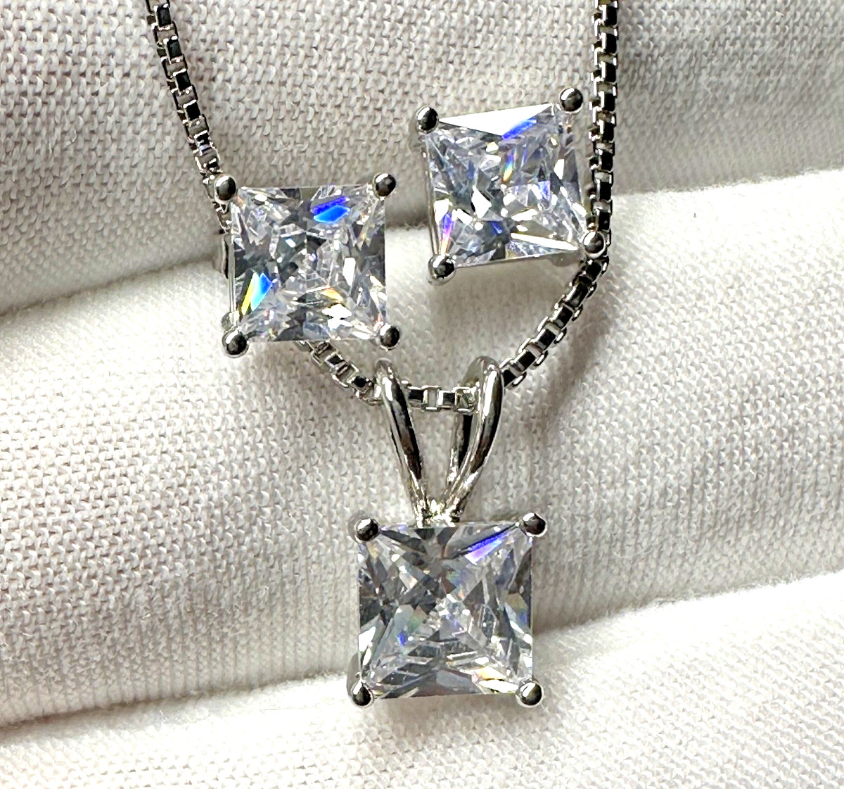 SPARKLING VINTAGE SILVER TONE EARRINGS & PENDANT ON 18\