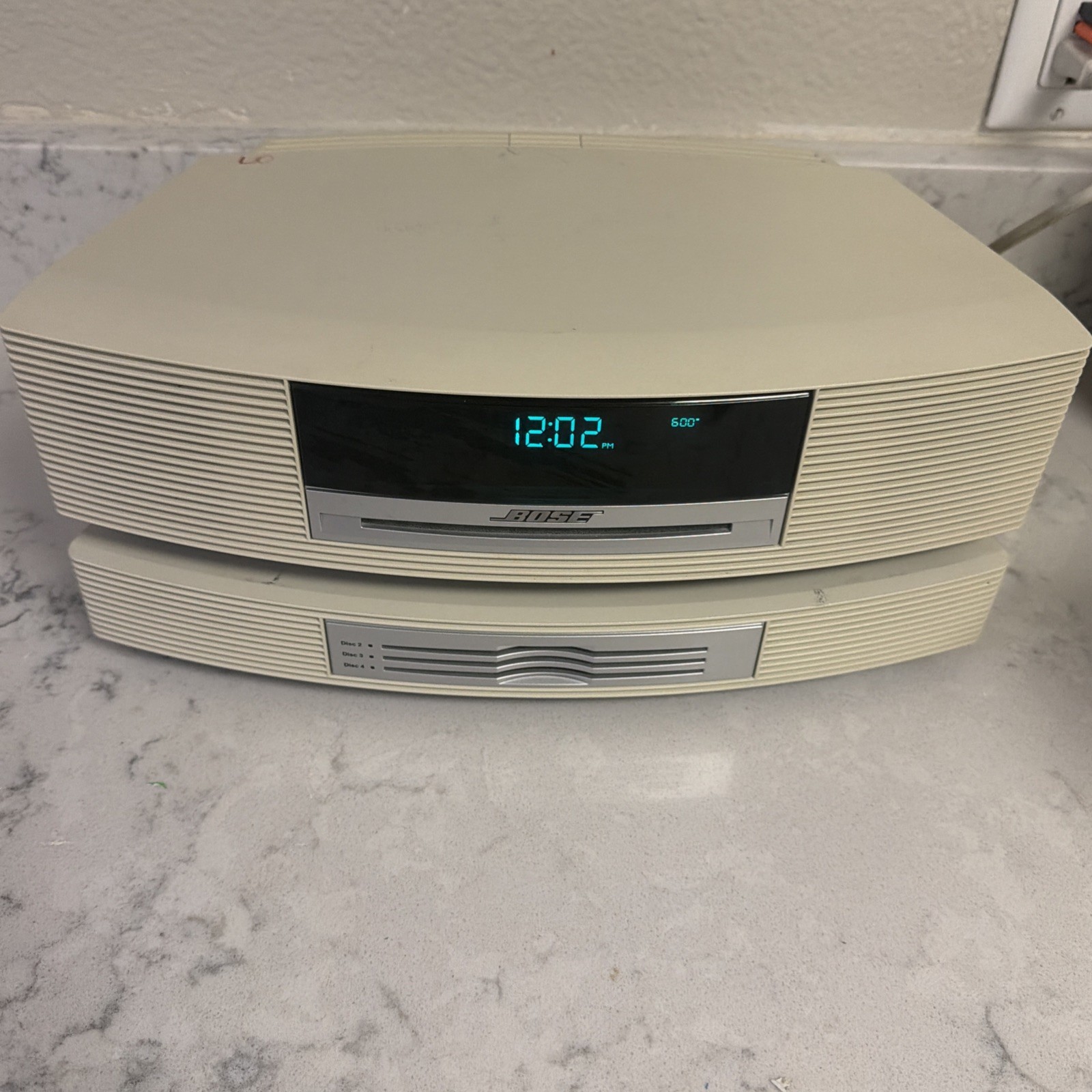 Bose Wave Music System AM/FM Radio & CD Player AWRCC2 w/ 3 CD changer WHITE Bose Wave Music System AM/FM Radio & CD Player AWRCC2 w/ 3 CD changer WHITE