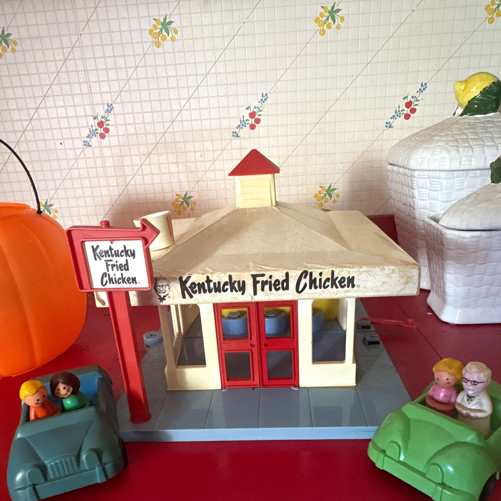 Fisher-Price Vintage 1977 KFC Restaurant Playset Building w/ 2 Cars 4 Figures Fisher-Price Vintage 1977 KFC Restaurant Playset Building w/ 2 Cars 4 Figures