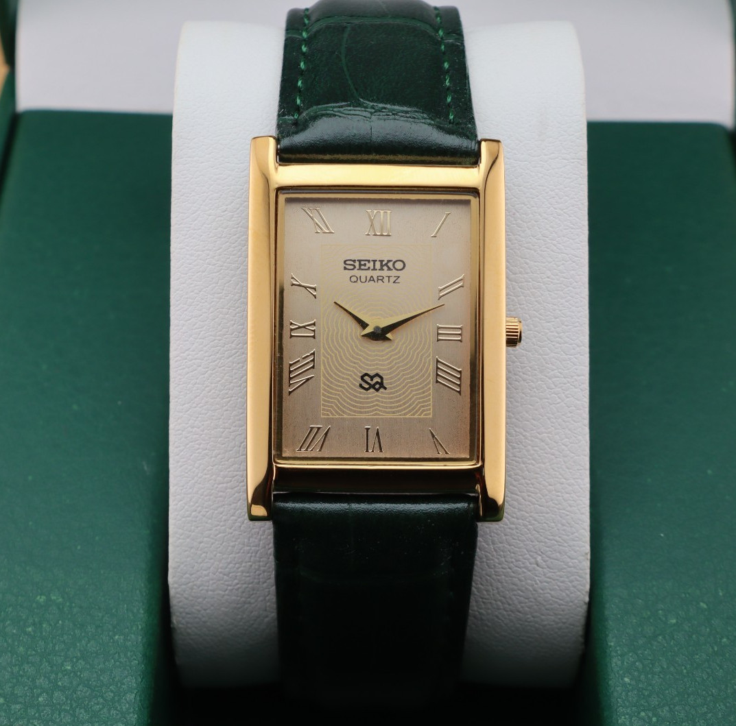 Vintage Seiko Slim Quartz Men\'s Wrist Watch Gold Dial with Green Strap.