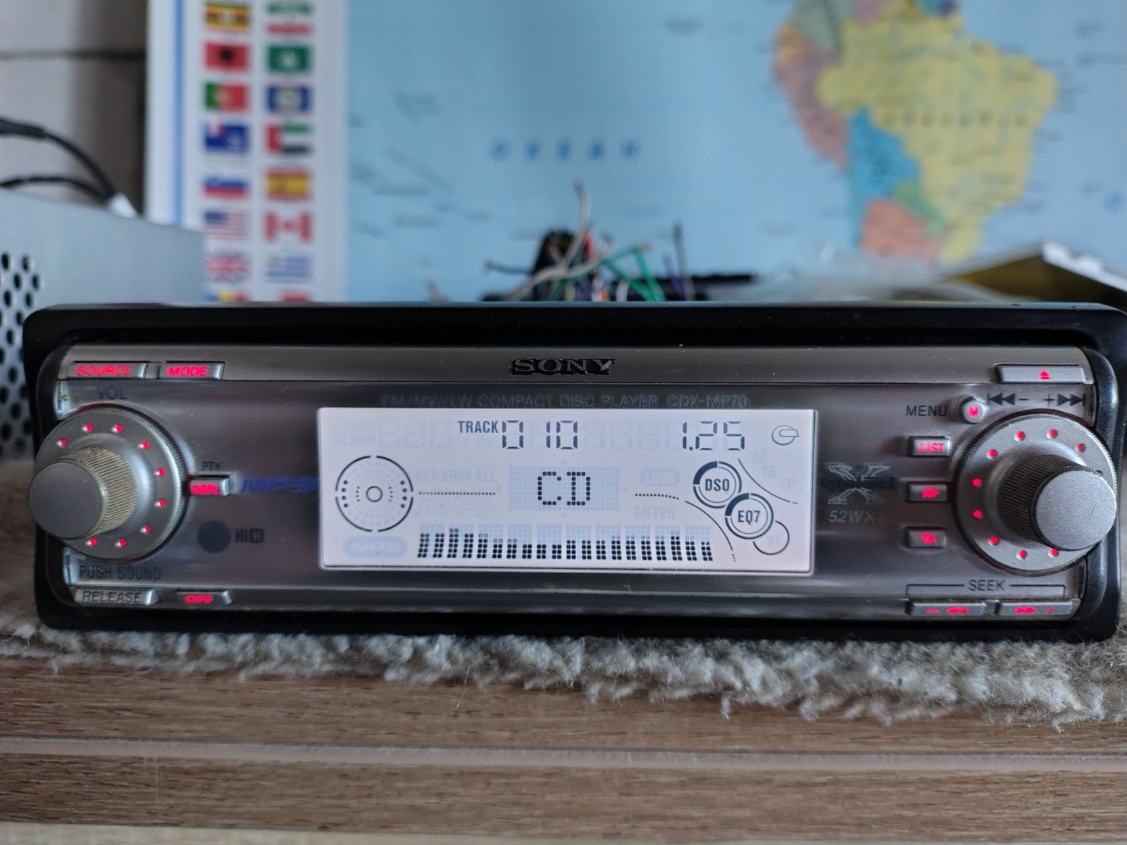 SONY CDX MP70 Car Stereo CD Reveiver Fully Working Great Shape