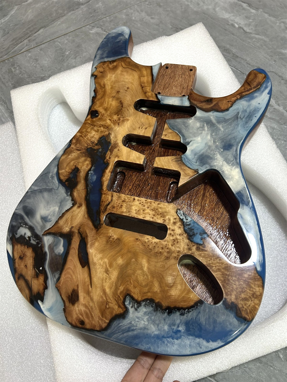AAAAA unique mahogany electric guitar body surface and epoxy resin luster