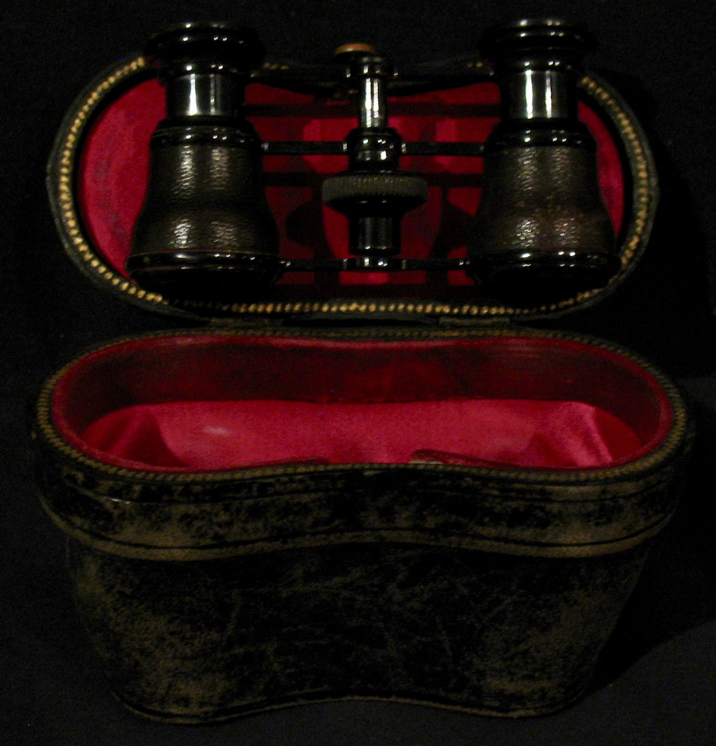 EARLY 19th CENTURY NAPOLEONIC OPERA GLASSES-Leather Case Napoleonic Bee On Clasp EARLY 19th CENTURY NAPOLEONIC OPERA GLASSES-Leather Case Napoleonic Bee On Clasp