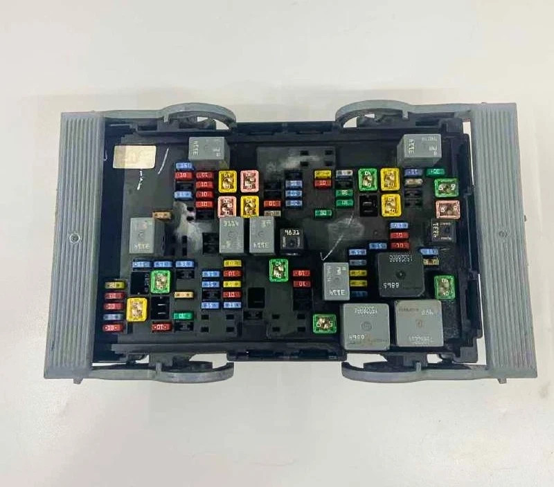 2007-2009 Chevy Silverado 1500 Engine Fuse Box Assembly OEM