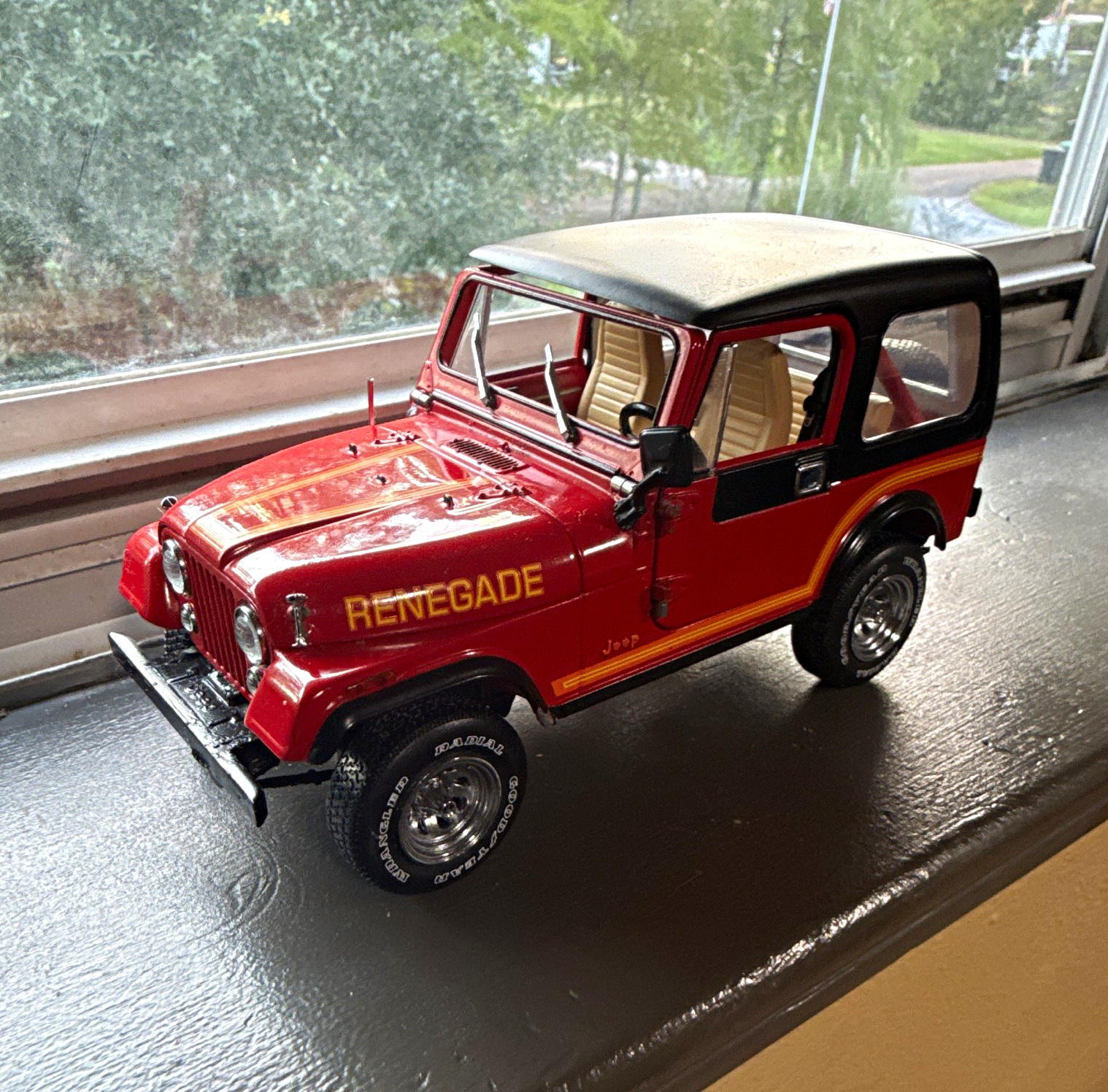 Franklin Mint 1:24 Jeep CJ-7 Renegade Red/Black Diecast w/ Opening Hood DAMAGED