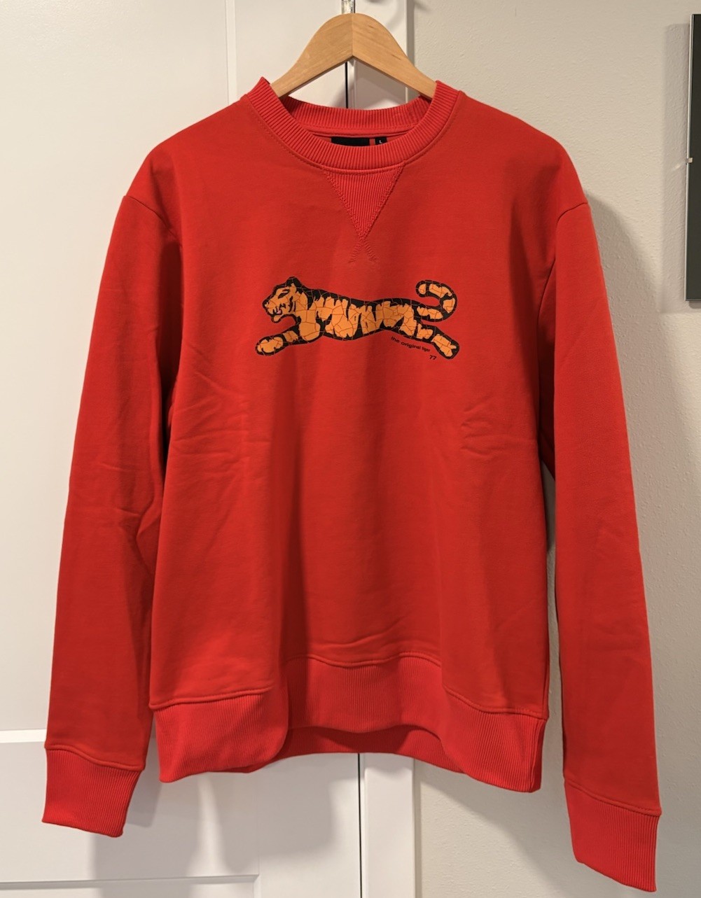 Le Tigre Fiery Red Crewneck Sweatshirt Tiger Logo Retro Men’s L NWT Le Tigre Fiery Red Crewneck Sweatshirt Tiger Logo Retro Men’s L NWT