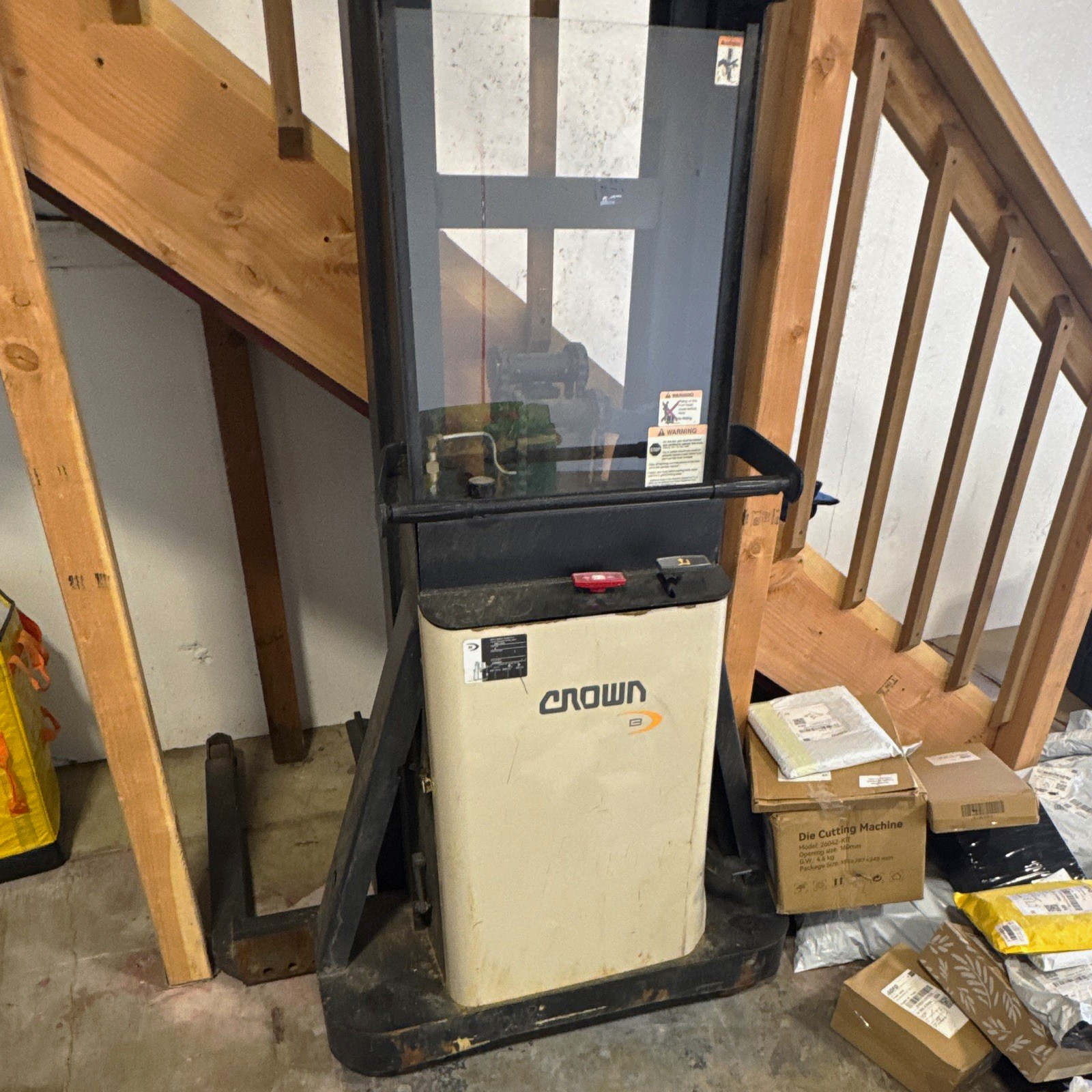 Crown Walkie Stacker Electric Forklift, Over 180in Lift, 4,000lb, Cushion Crown Walkie Stacker Electric Forklift, Over 180in Lift, 4,000lb, Cushion
