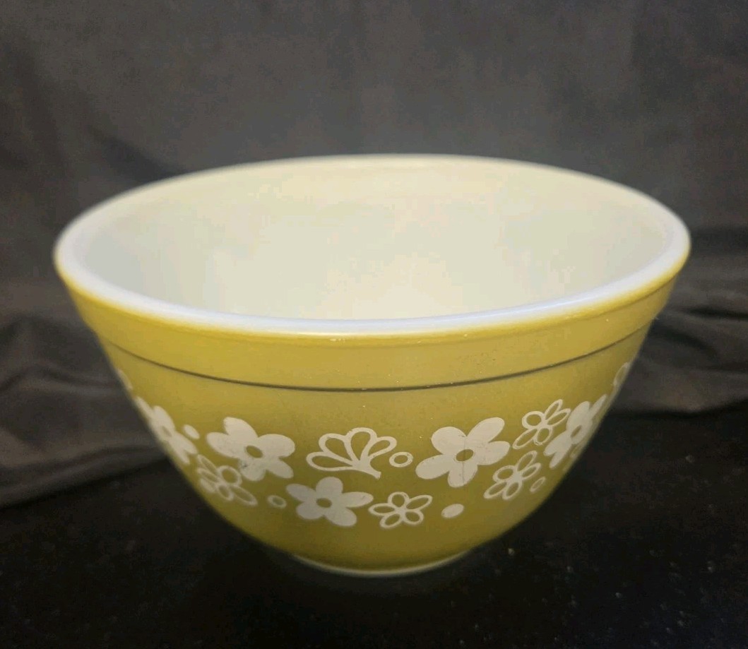 Vintage Pyrex 401 Spring Blossom Crazy Daisy Avocado Green 1.5 Pt Mixing Bowl
