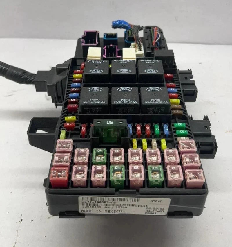 2003-2004 Ford Expedition Engine Fuse Box Assembly OEM
